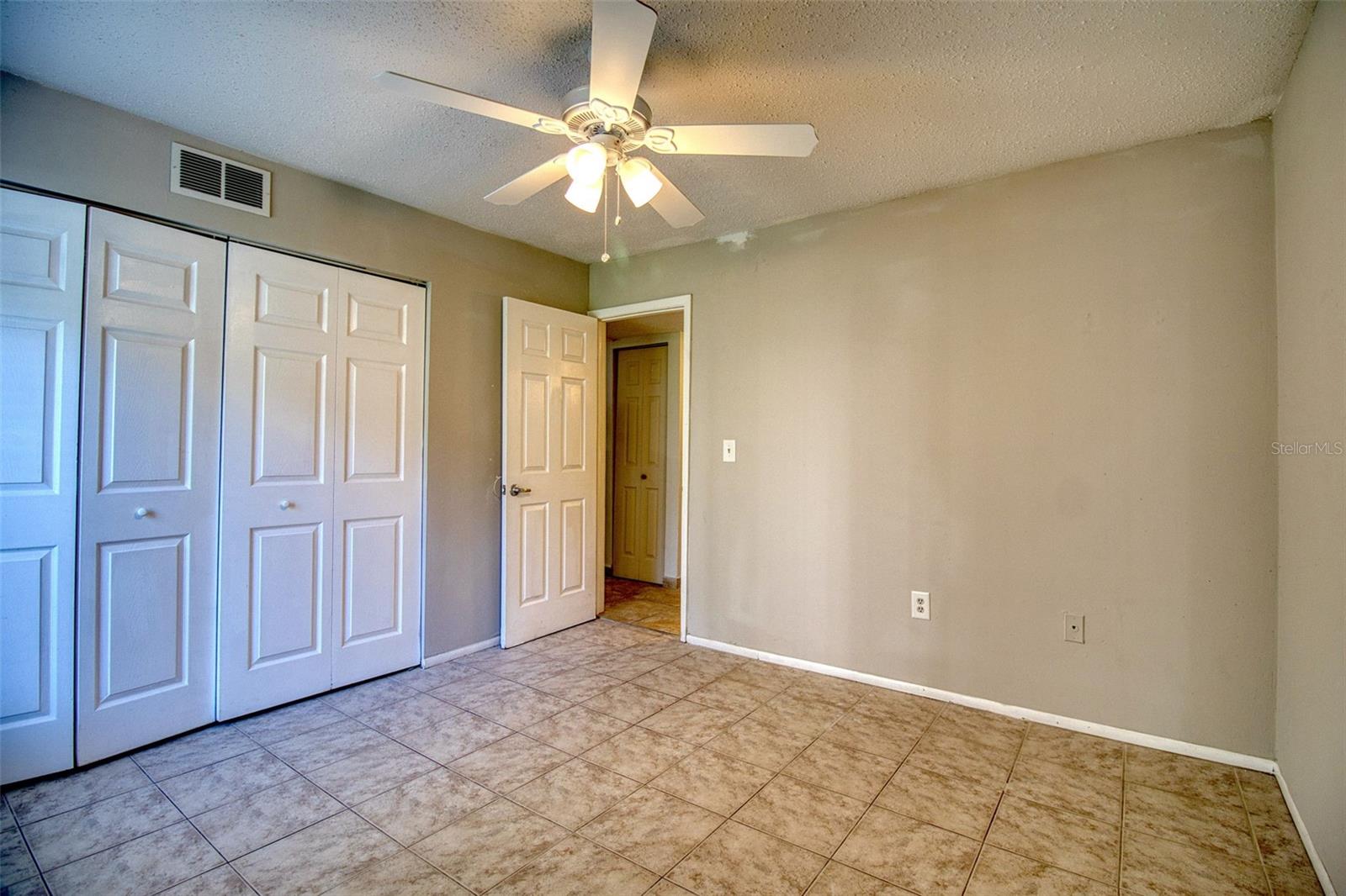 Listing photo id 11 for 3865 Lake Drive 148