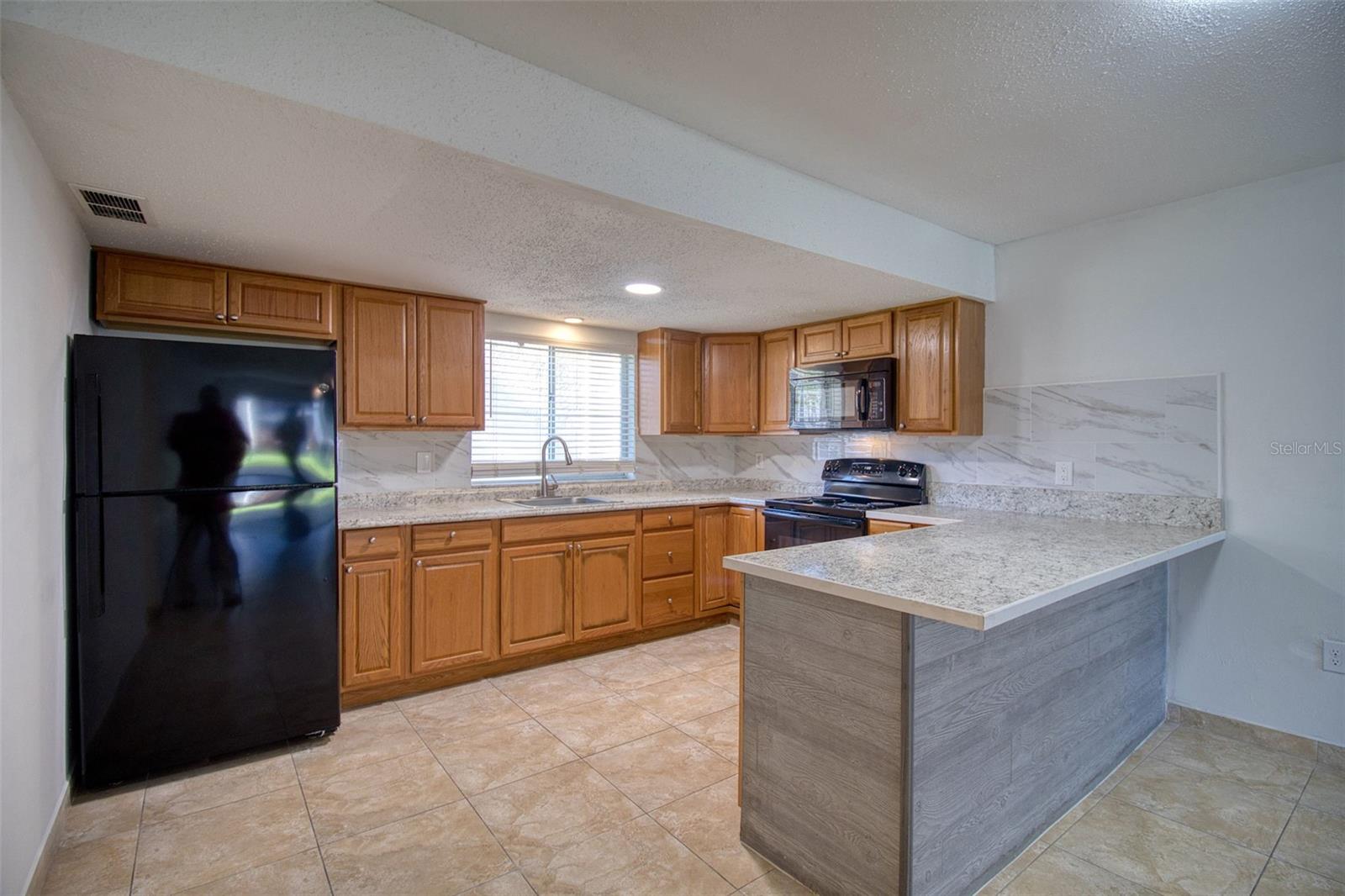 Listing photo id 4 for 3865 Lake Drive 148