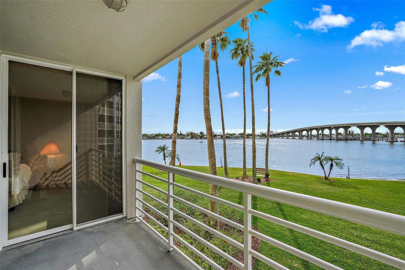 Listing photo id 9 for 5901 Bahia Del Mar Circle 221