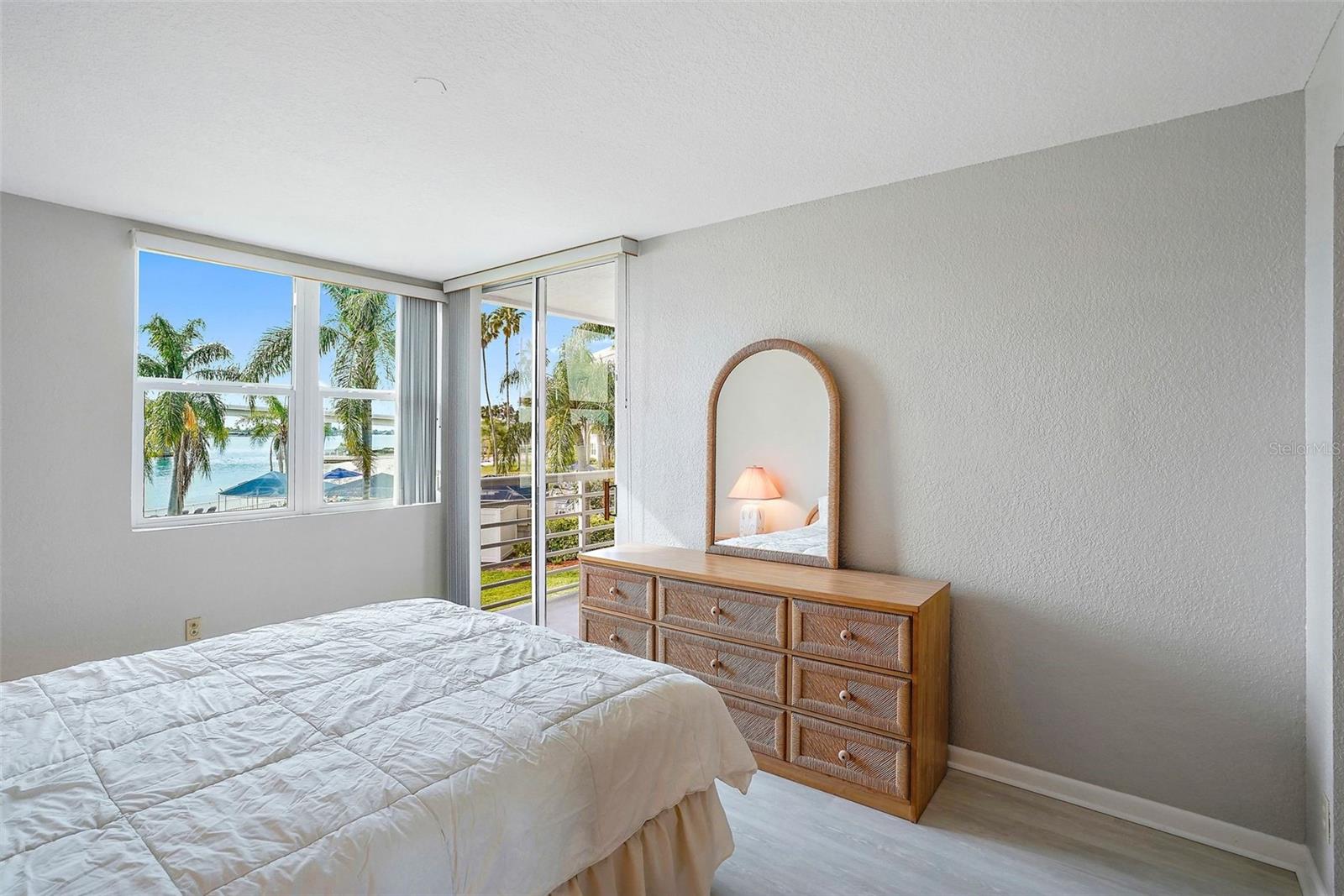 Listing photo id 13 for 5901 Bahia Del Mar Circle 221