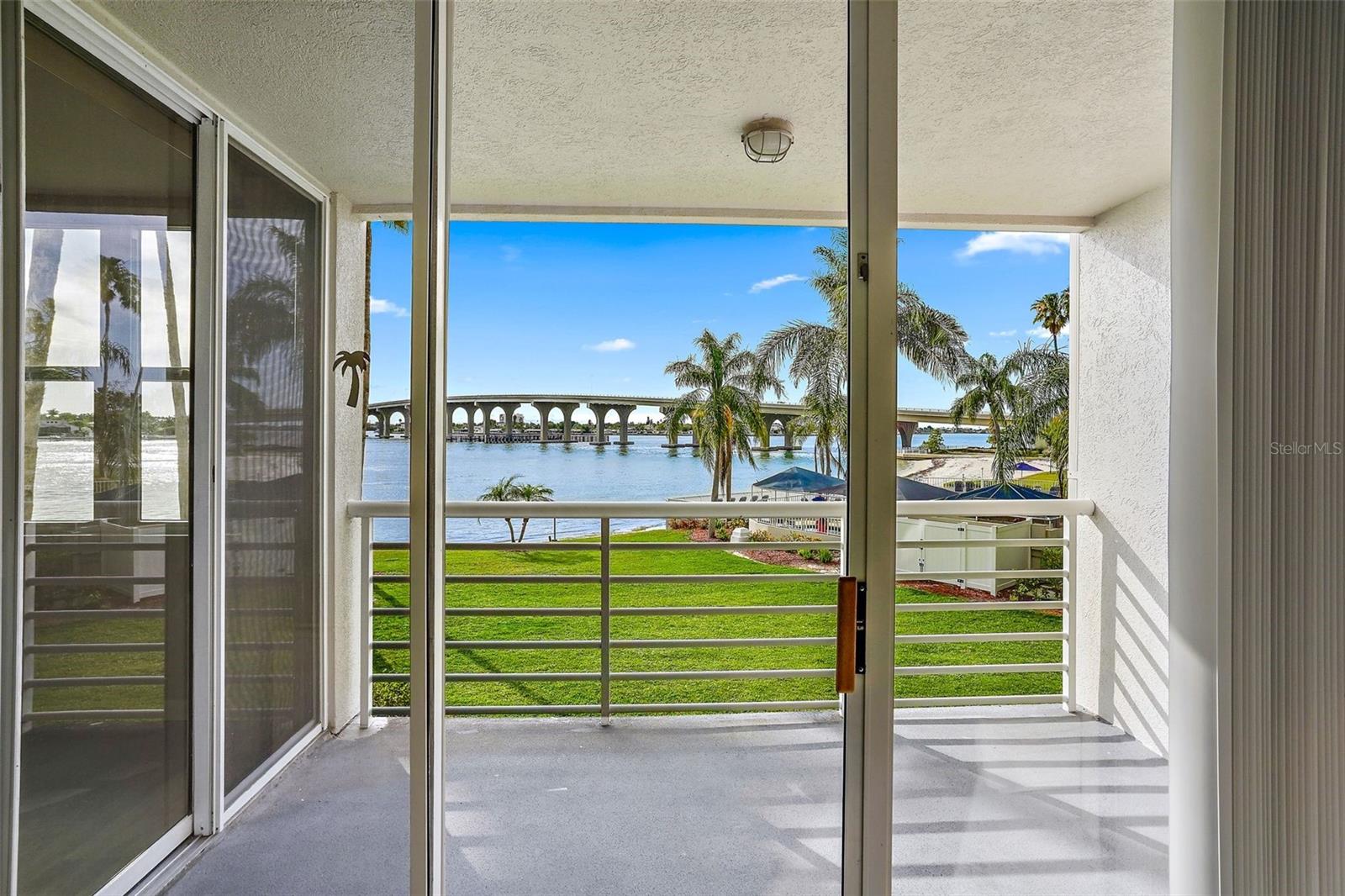 Listing photo id 7 for 5901 Bahia Del Mar Circle 221