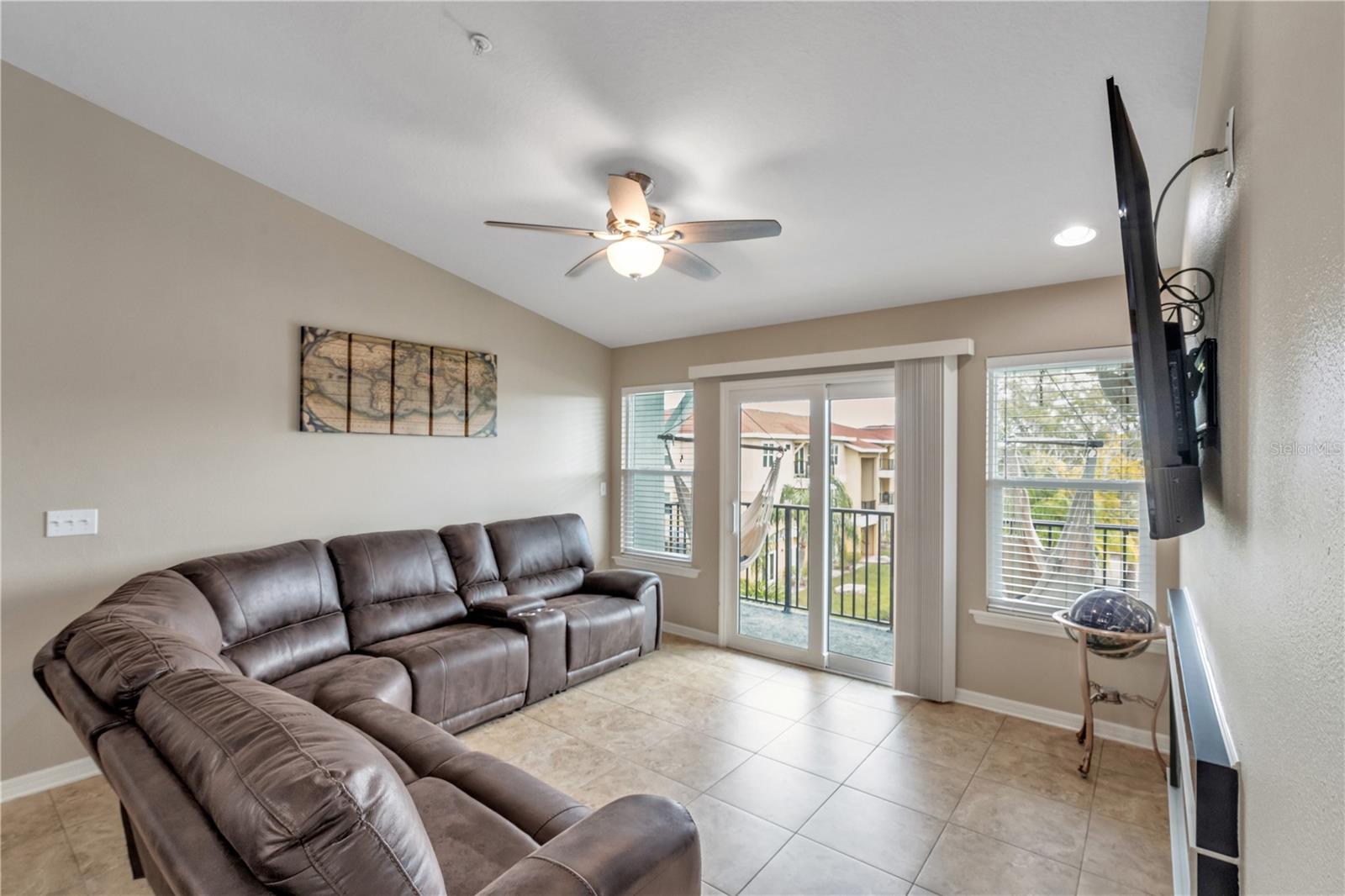 Image 11 of 32 For 6420 Banyan Boulevard 303