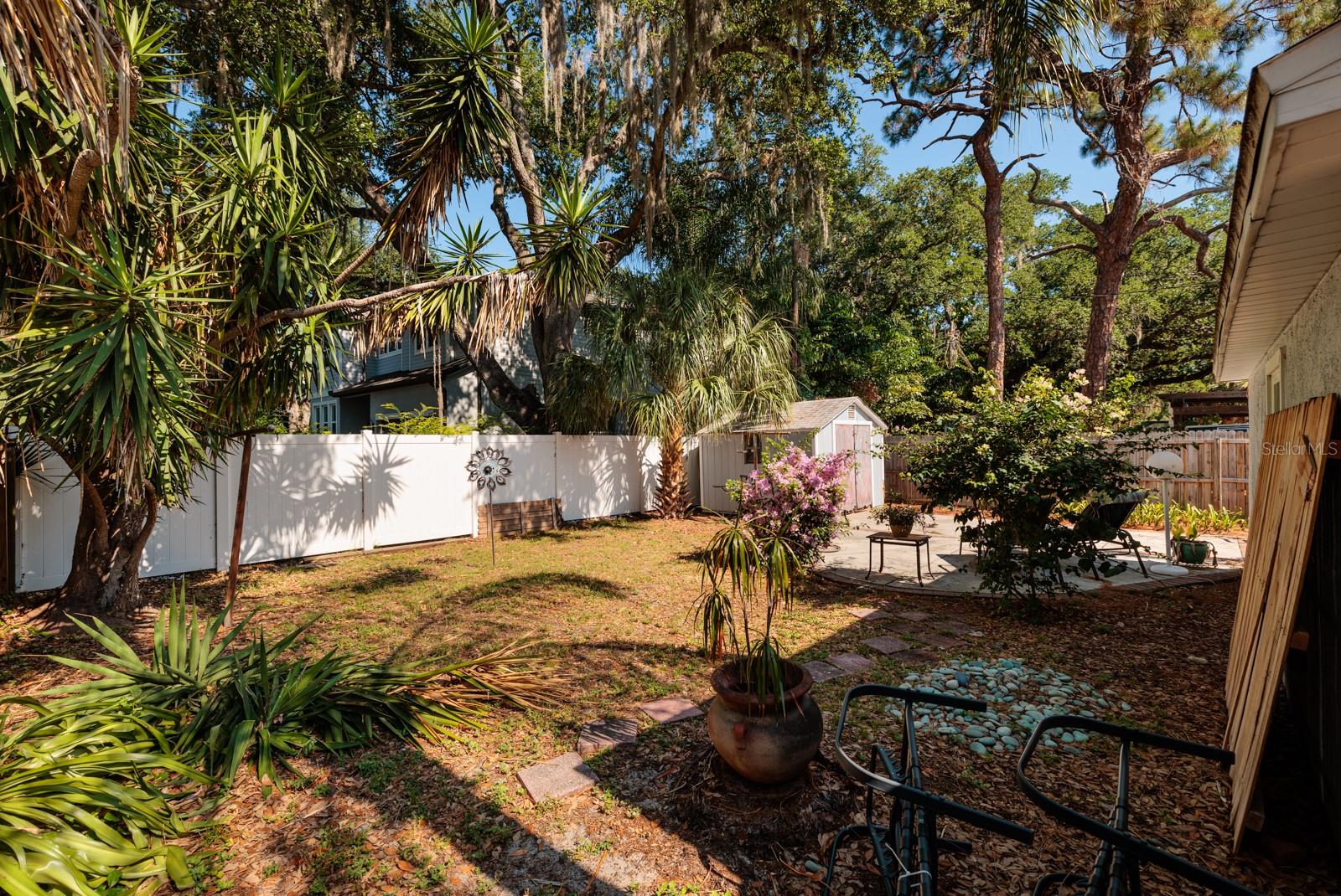 Listing photo id 13 for 4401 Sevilla Street