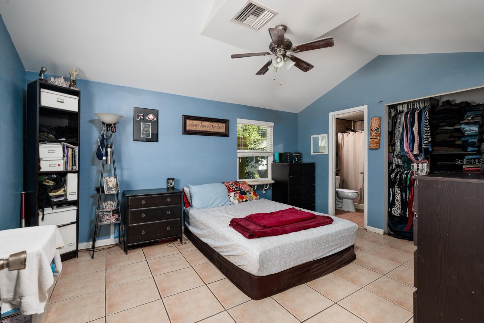 Listing photo id 15 for 4401 Sevilla Street