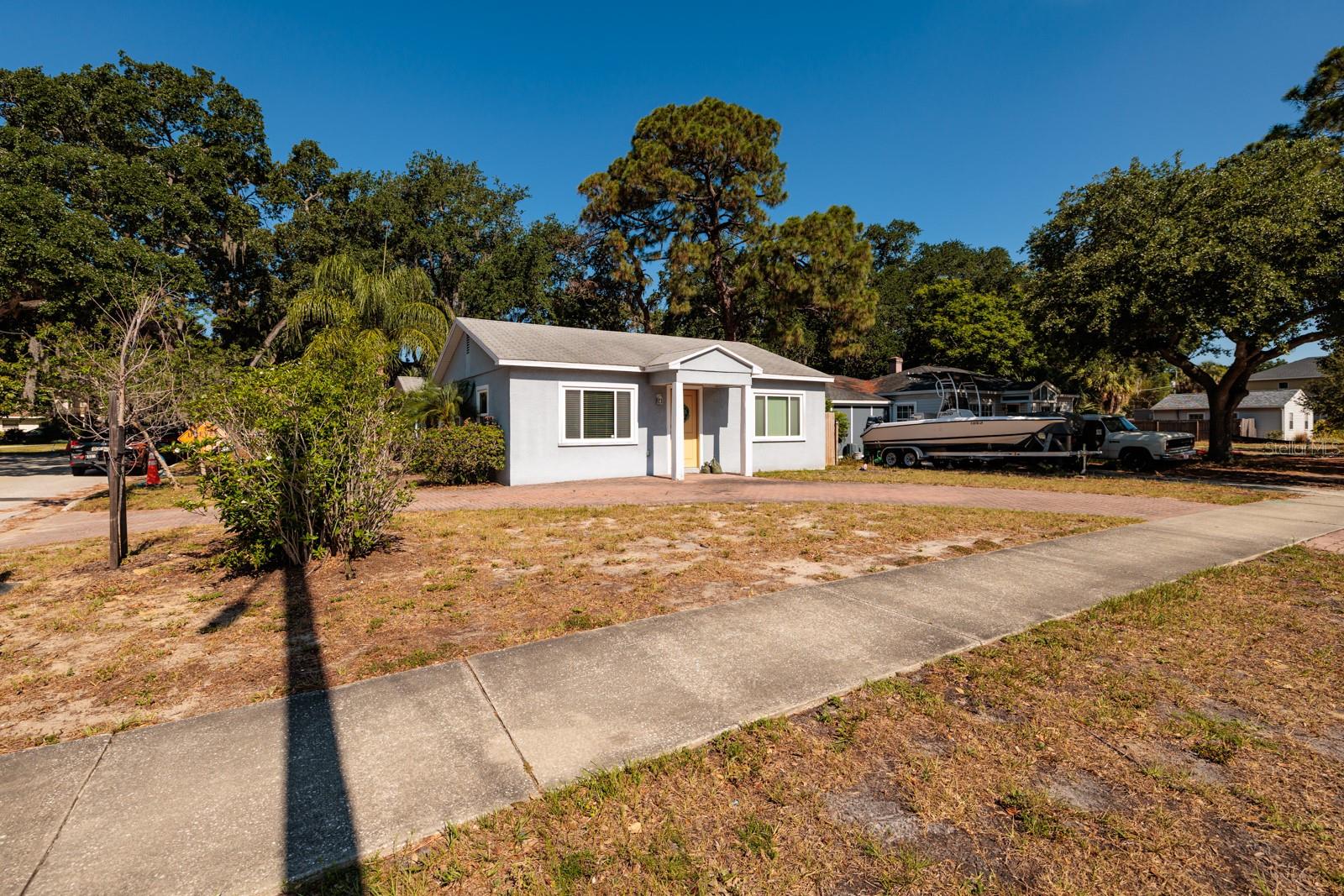 Listing photo id 22 for 4401 Sevilla Street