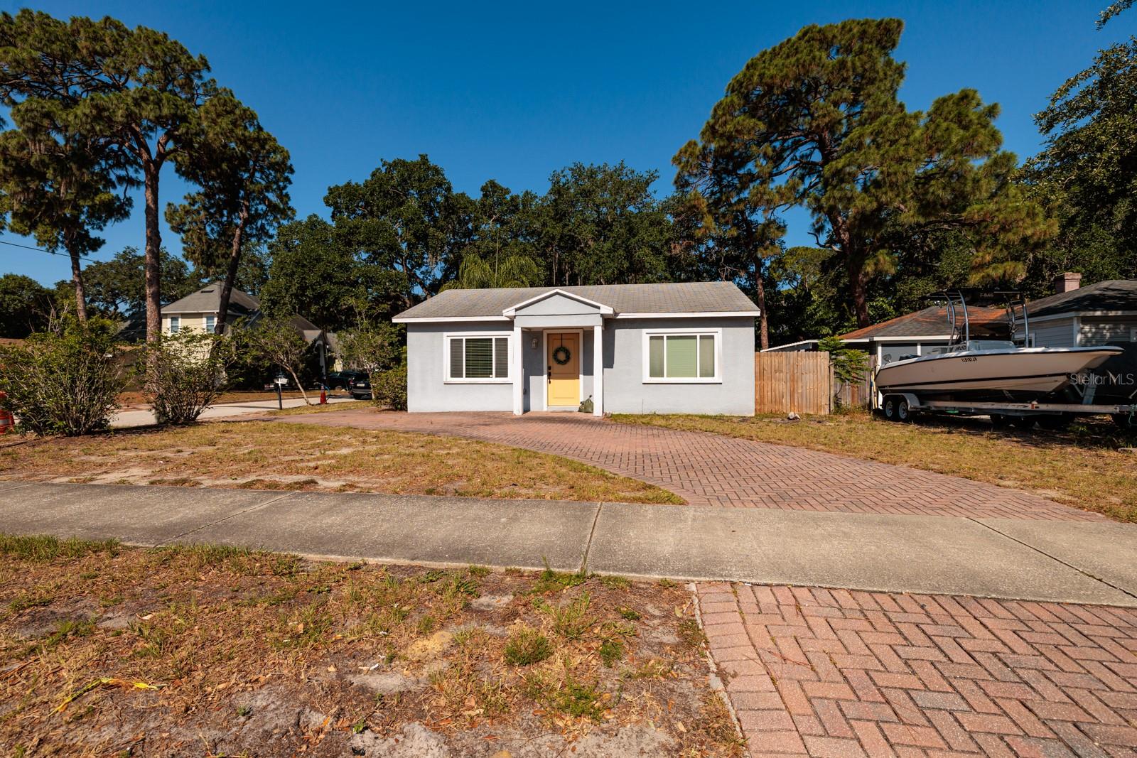 Listing photo id 1 for 4401 Sevilla Street