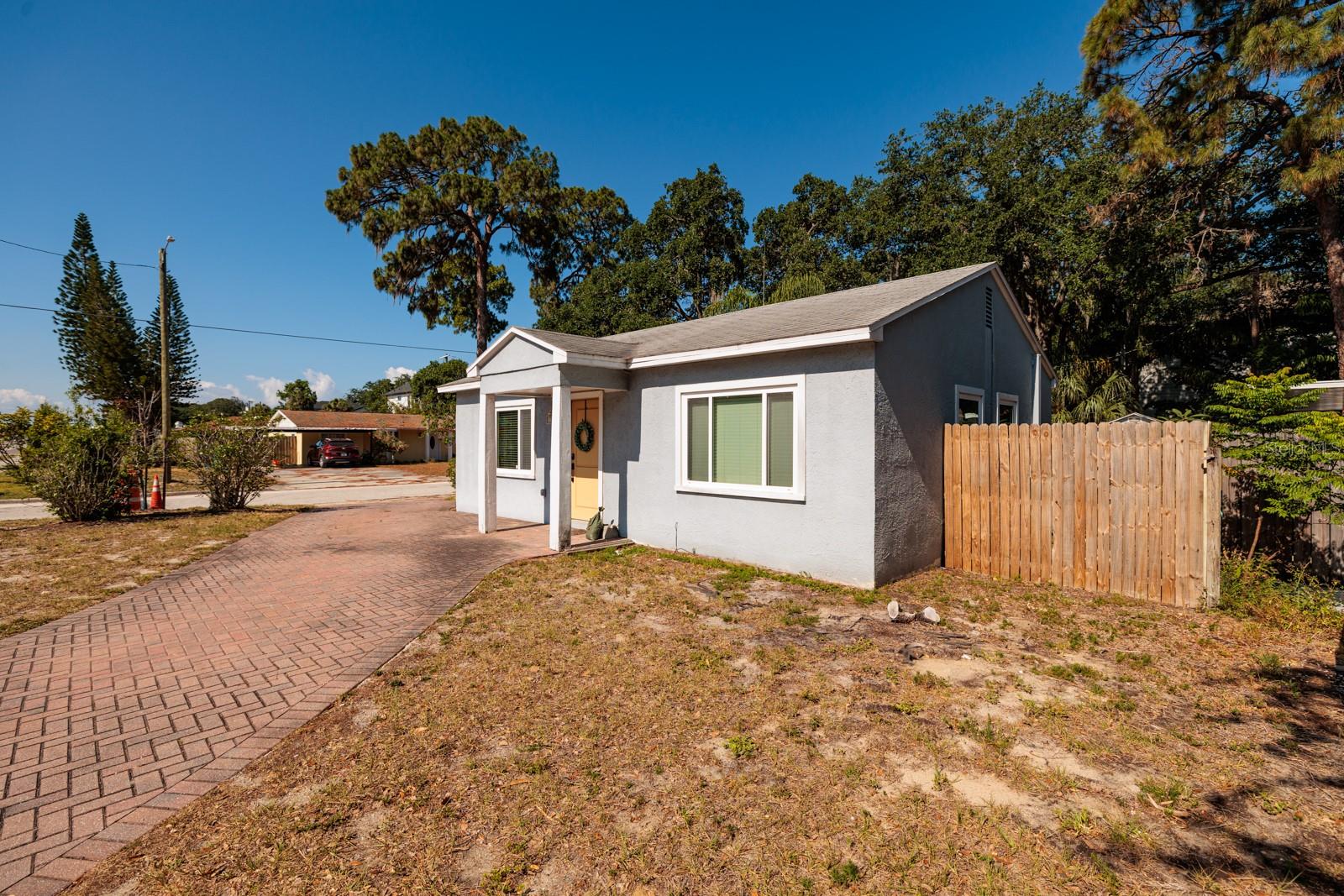 Listing photo id 2 for 4401 Sevilla Street