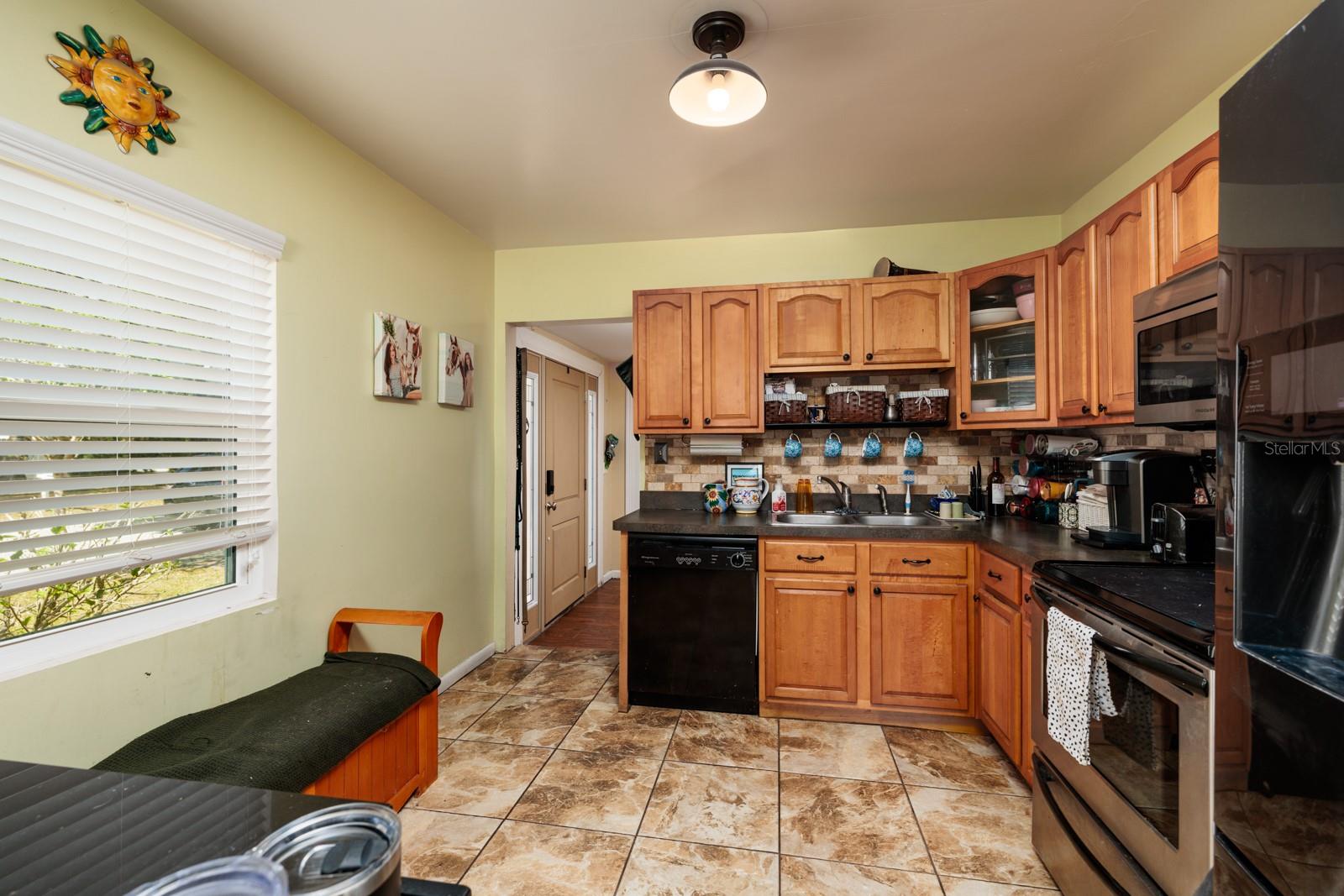 Listing photo id 6 for 4401 Sevilla Street