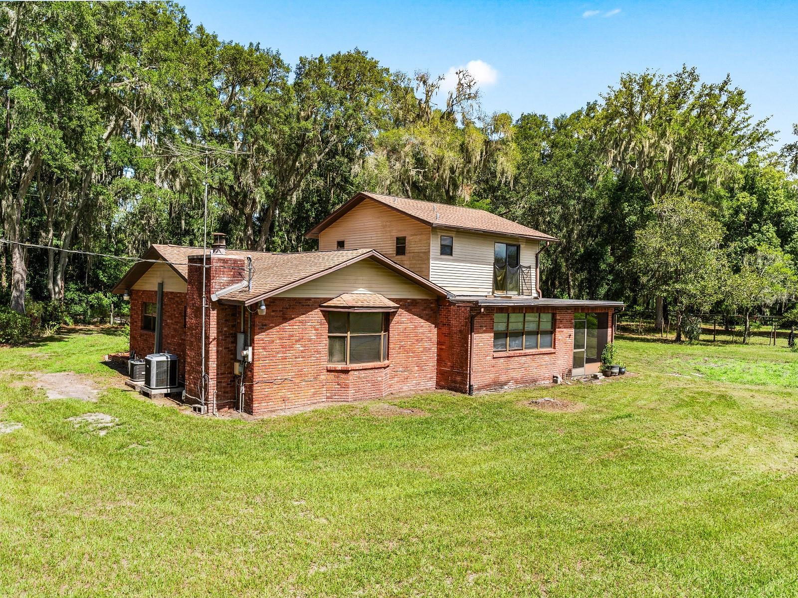 Listing photo id 1 for 1811 Martin Road