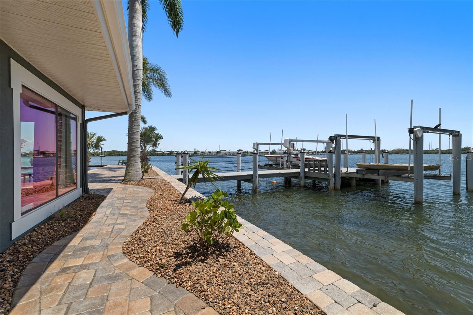 Listing photo id 34 for 2785 Bayside Drive S