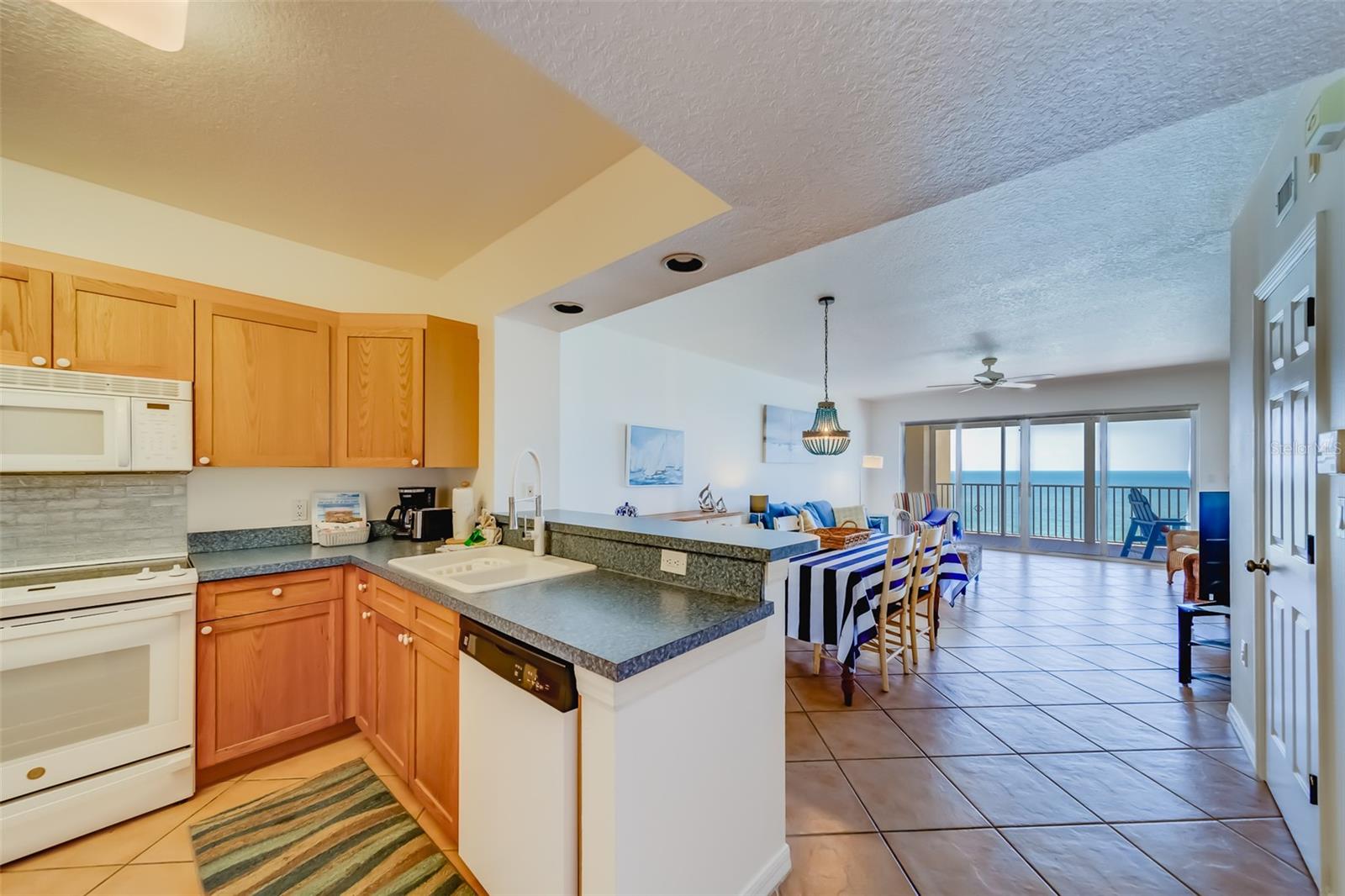 Image 16 of 67 For 16550 Gulf Boulevard 643
