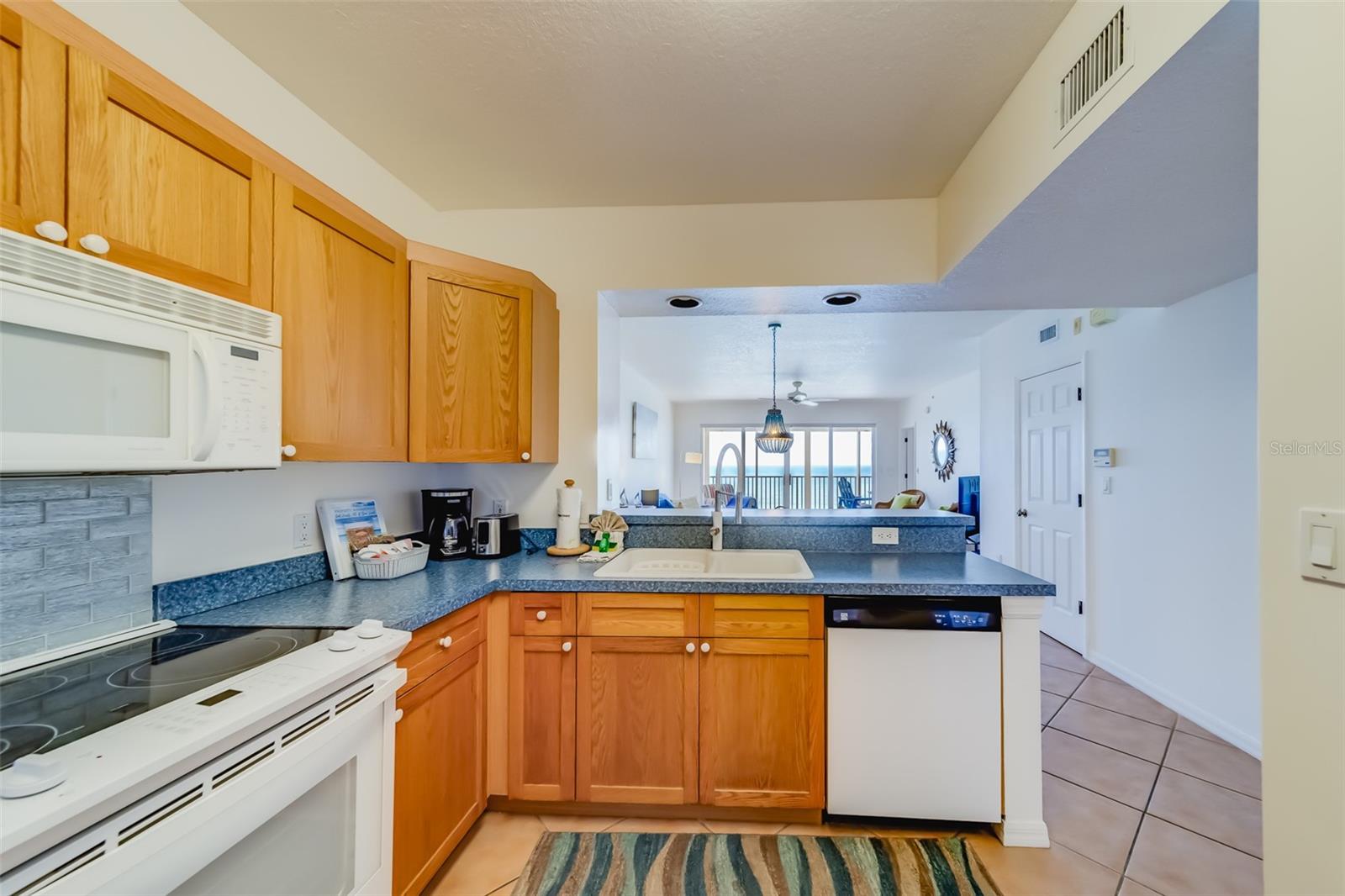 Image 17 of 67 For 16550 Gulf Boulevard 643