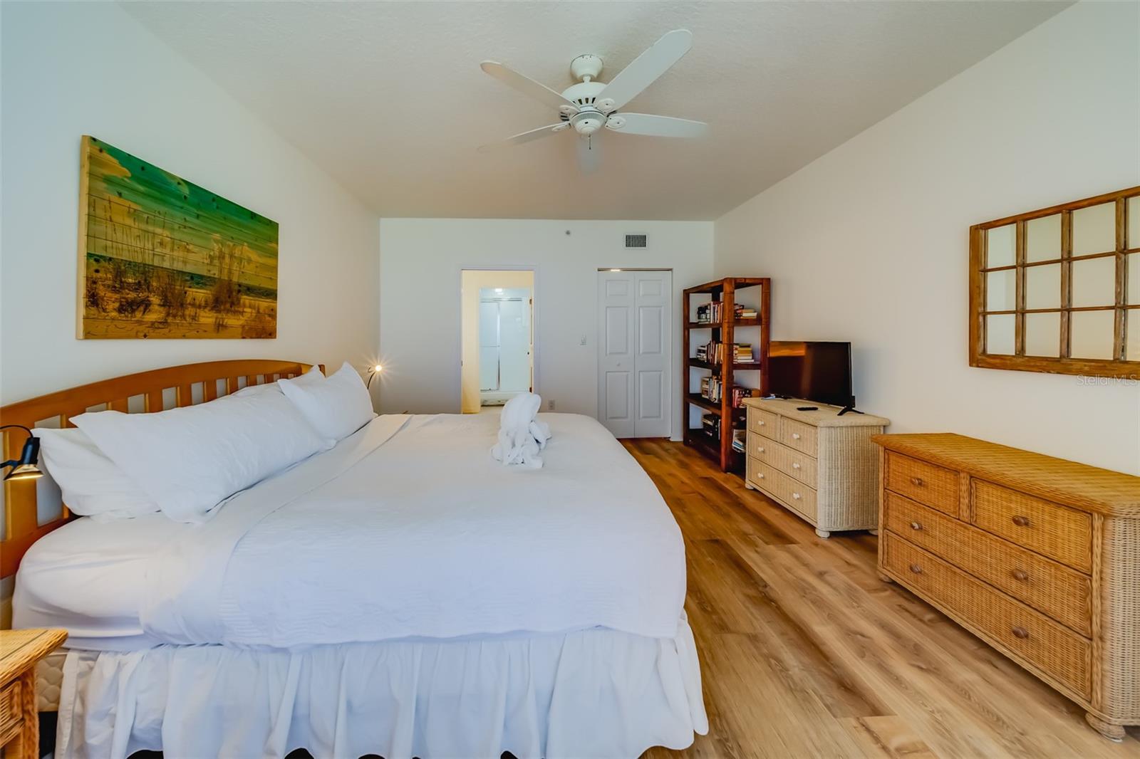 Image 22 of 67 For 16550 Gulf Boulevard 643