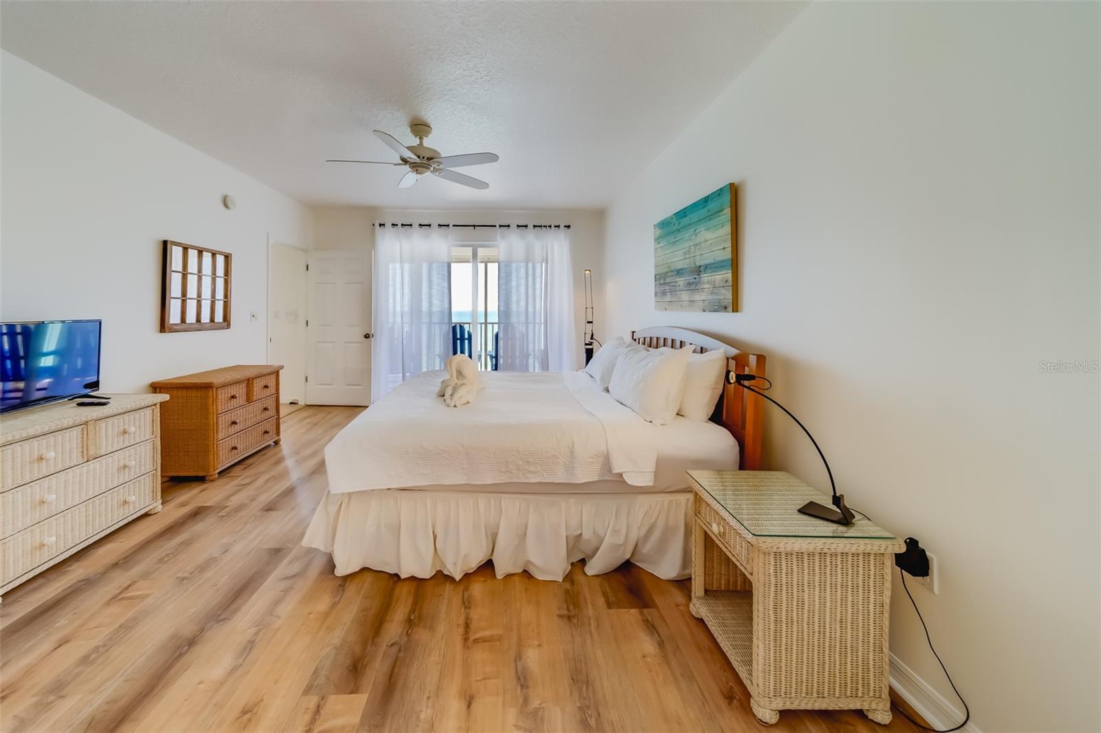 Image 23 of 67 For 16550 Gulf Boulevard 643
