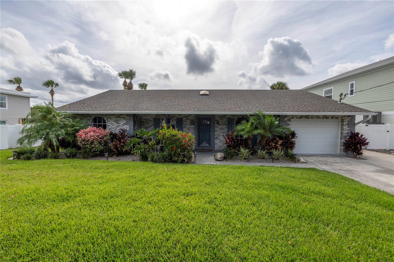 Listing photo id 0 for 9412 Oak Street