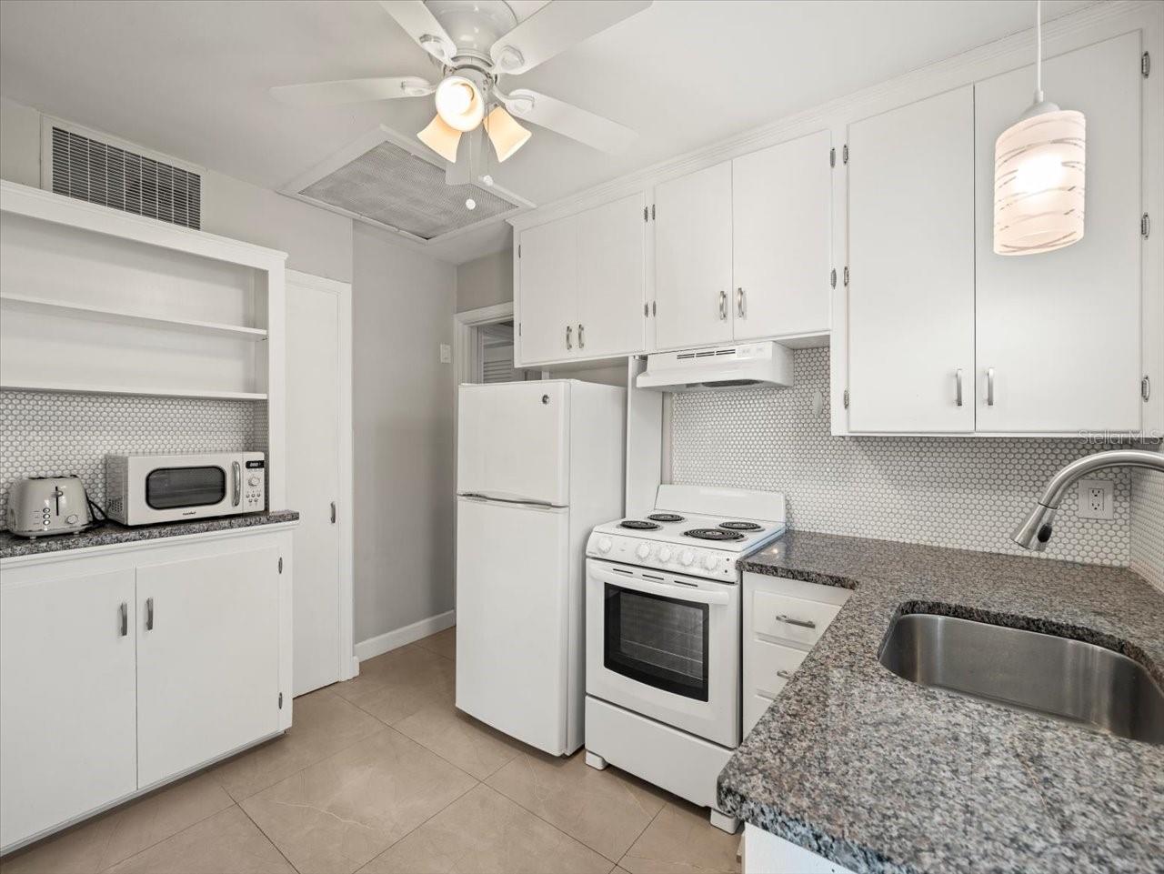 Listing photo id 20 for 3219 De Bazan Avenue