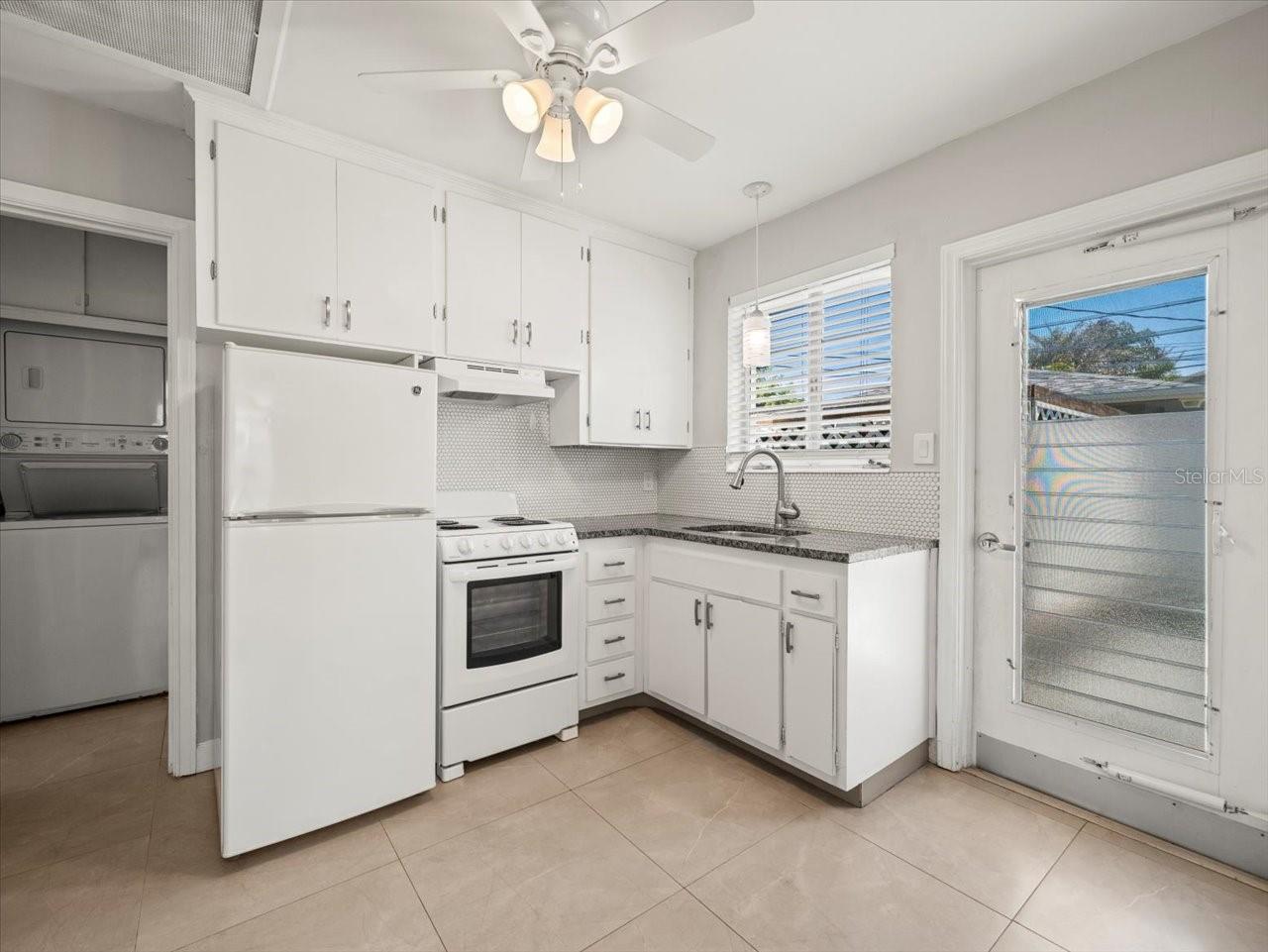 Listing photo id 21 for 3219 De Bazan Avenue