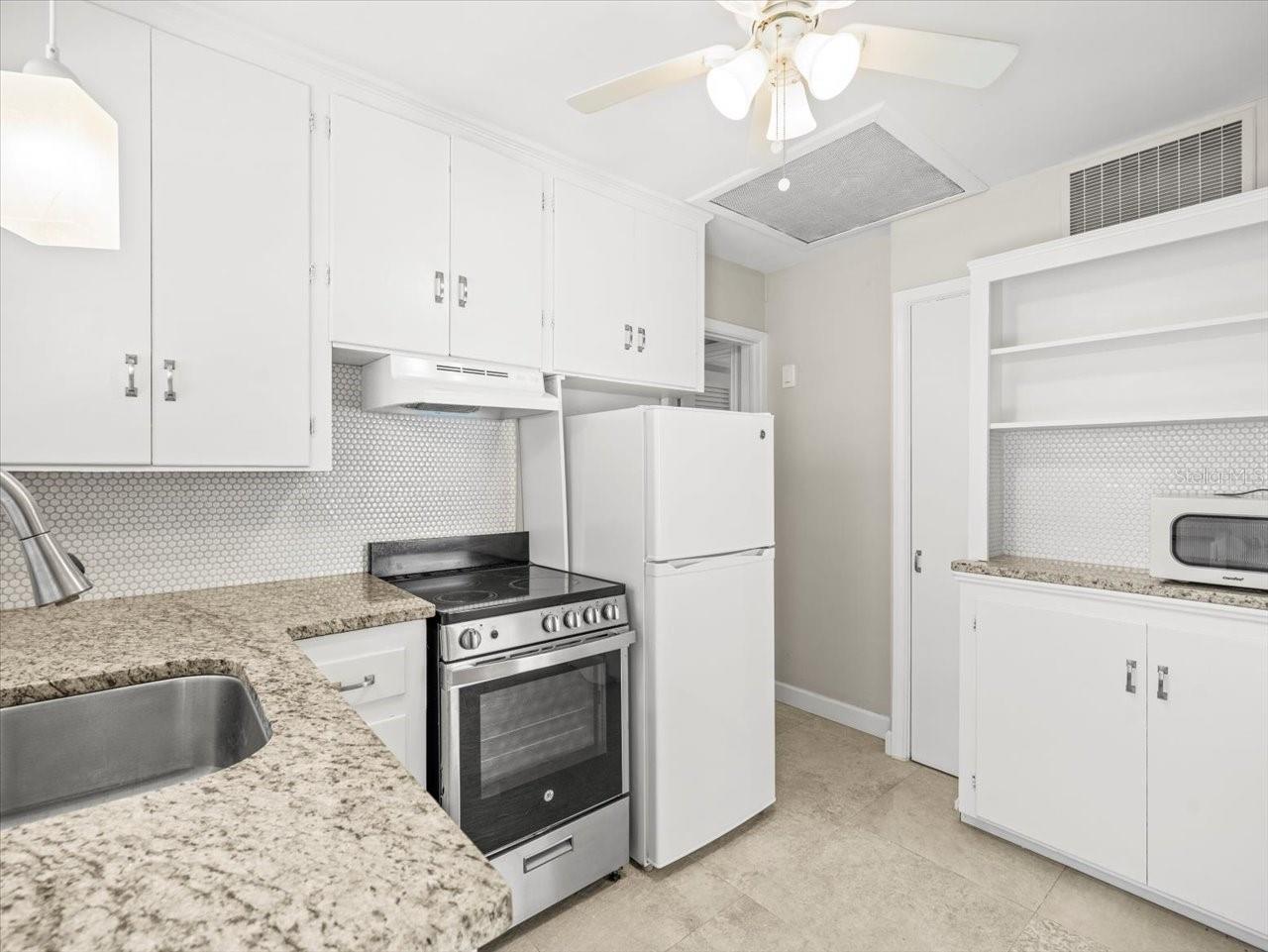 Listing photo id 27 for 3219 De Bazan Avenue