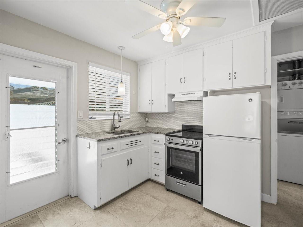 Listing photo id 28 for 3219 De Bazan Avenue
