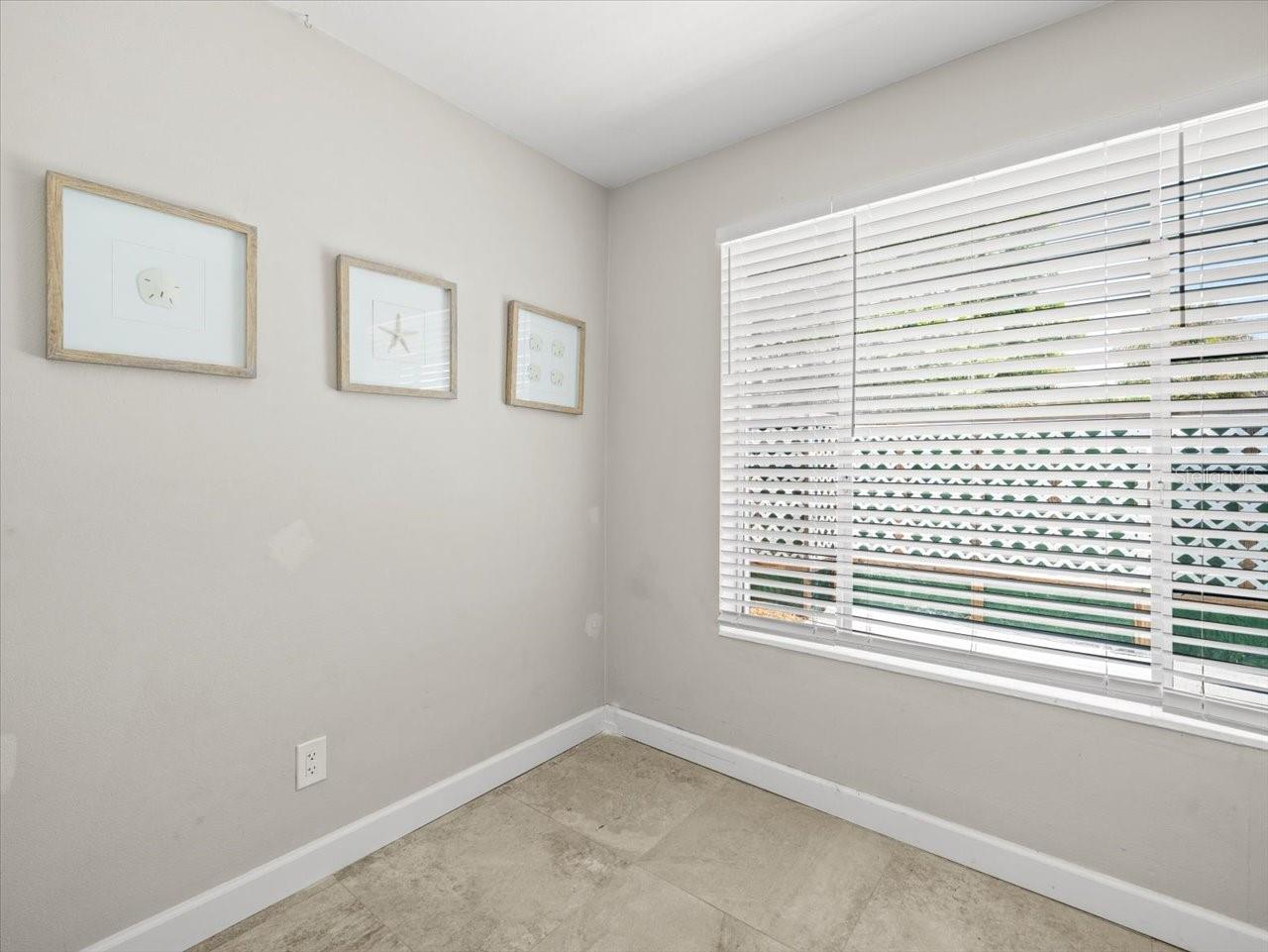 Listing photo id 29 for 3219 De Bazan Avenue
