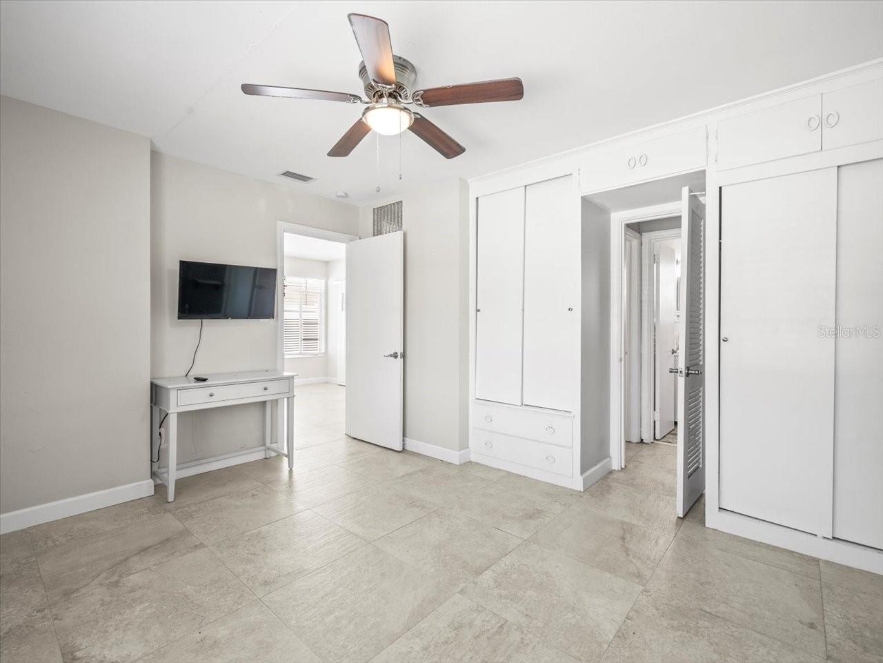 Listing photo id 32 for 3219 De Bazan Avenue