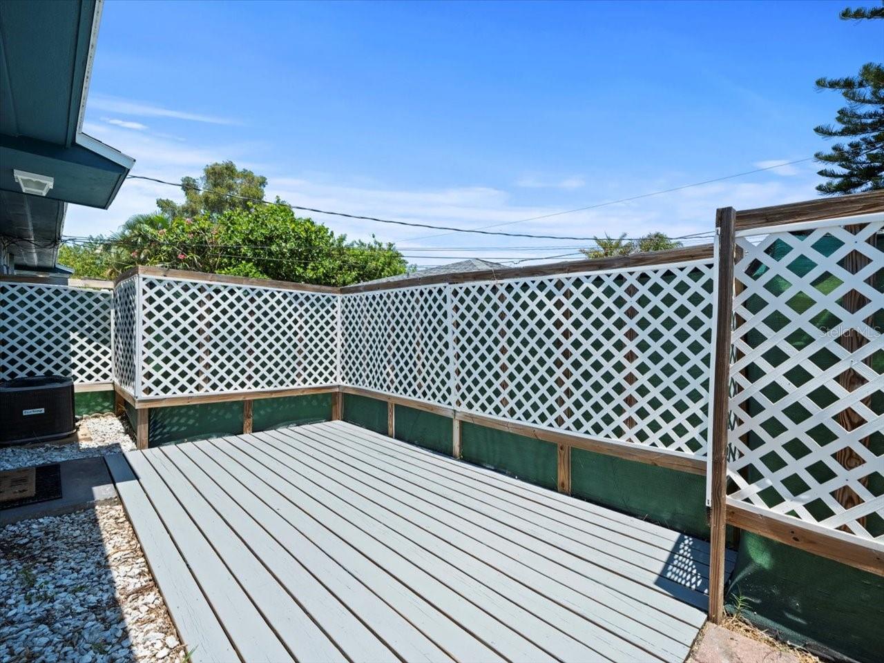 Listing photo id 35 for 3219 De Bazan Avenue