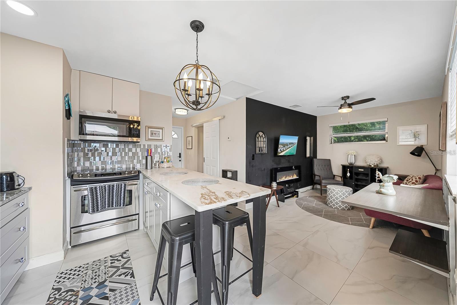 Listing photo id 37 for 3219 De Bazan Avenue