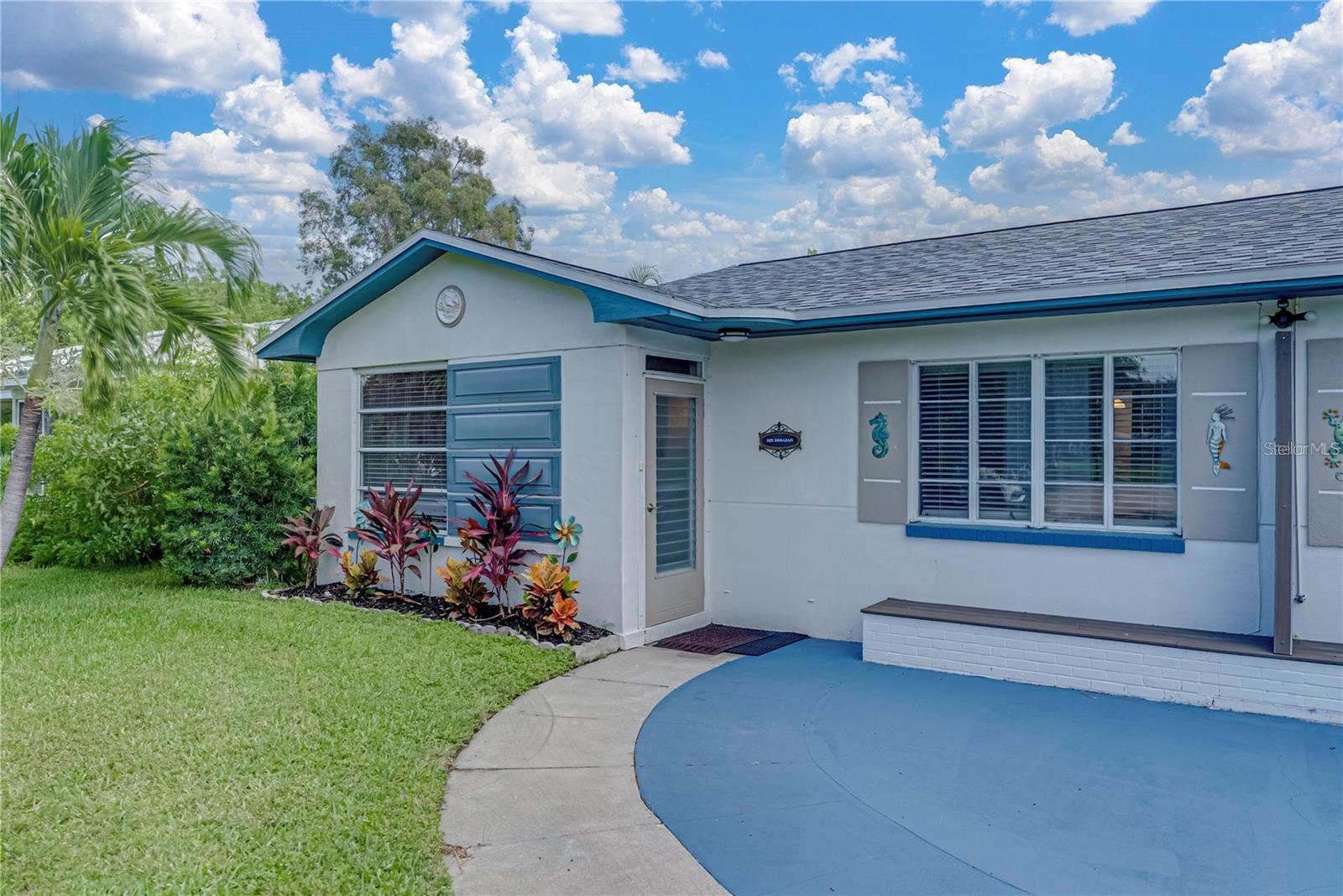 Listing photo id 2 for 3219 De Bazan Avenue