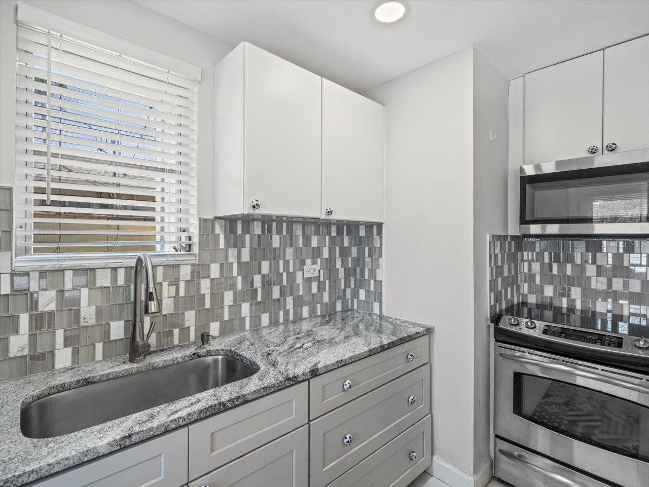 Listing photo id 39 for 3219 De Bazan Avenue