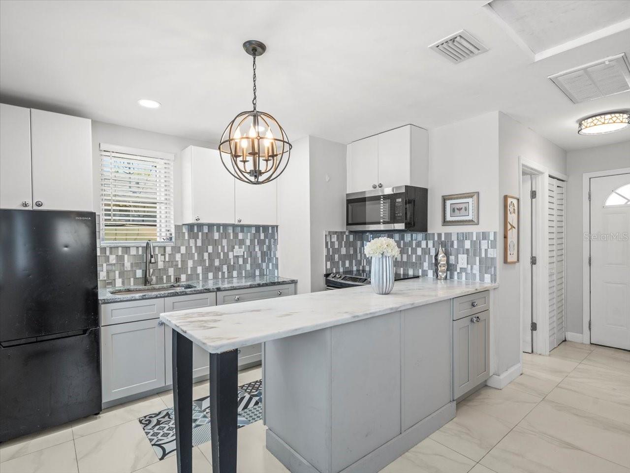 Listing photo id 40 for 3219 De Bazan Avenue