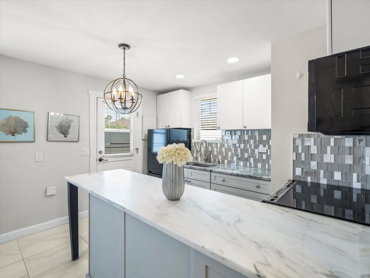 Listing photo id 41 for 3219 De Bazan Avenue