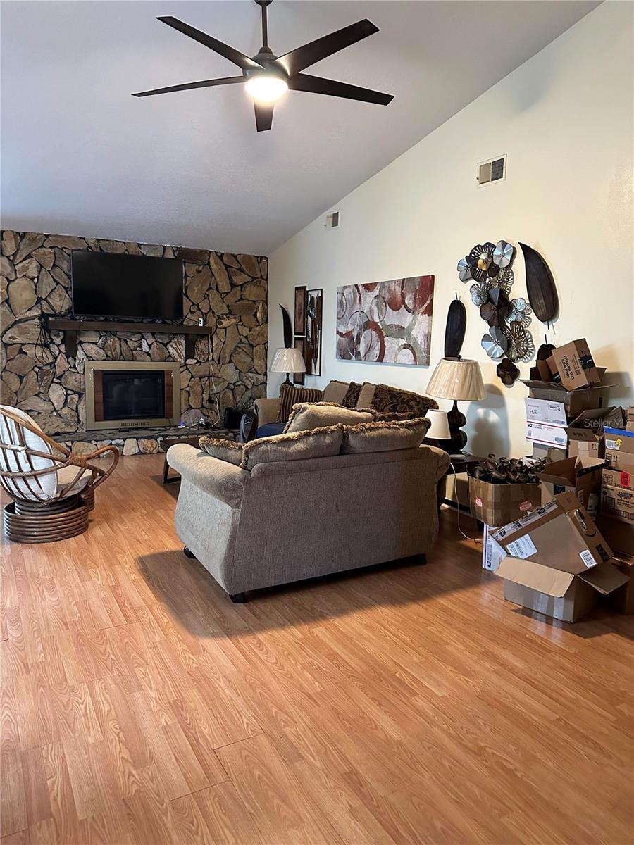 Listing photo id 11 for 7612 Valley Court