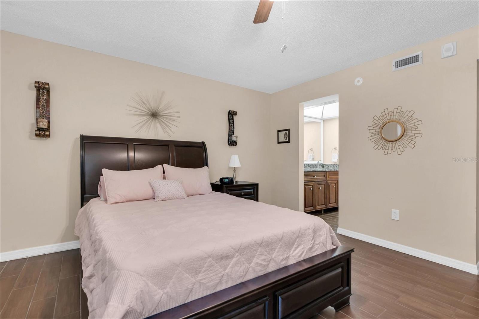 Listing photo id 11 for 232 Caryl Way 36