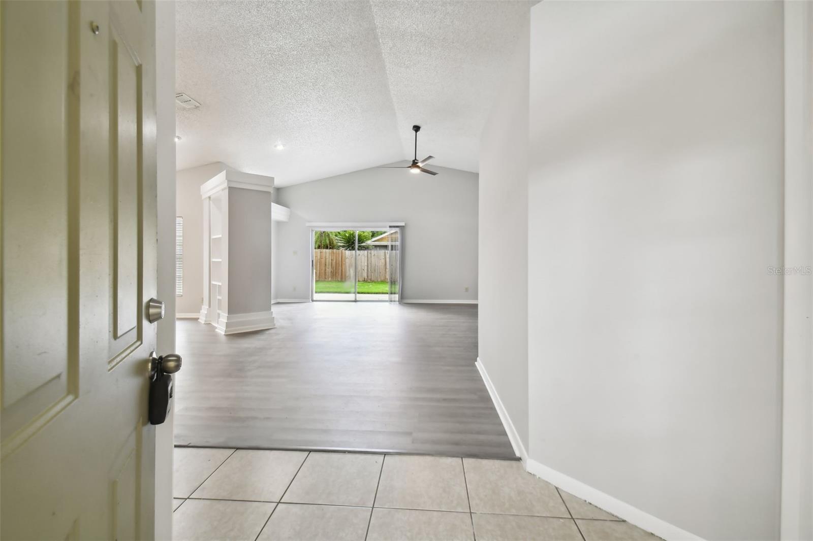 Listing photo id 2 for 1508 Vernon Court