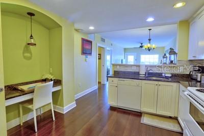 Listing photo id 4 for 399 2nd Street 7-716