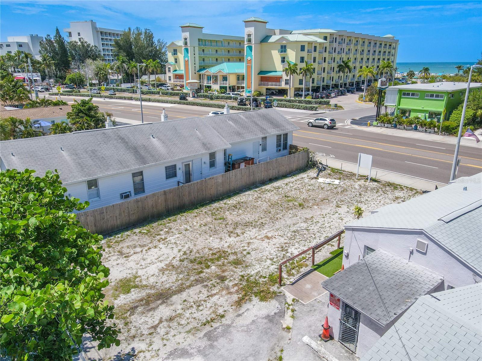 Listing photo id 10 for 12103 Gulf Boulevard