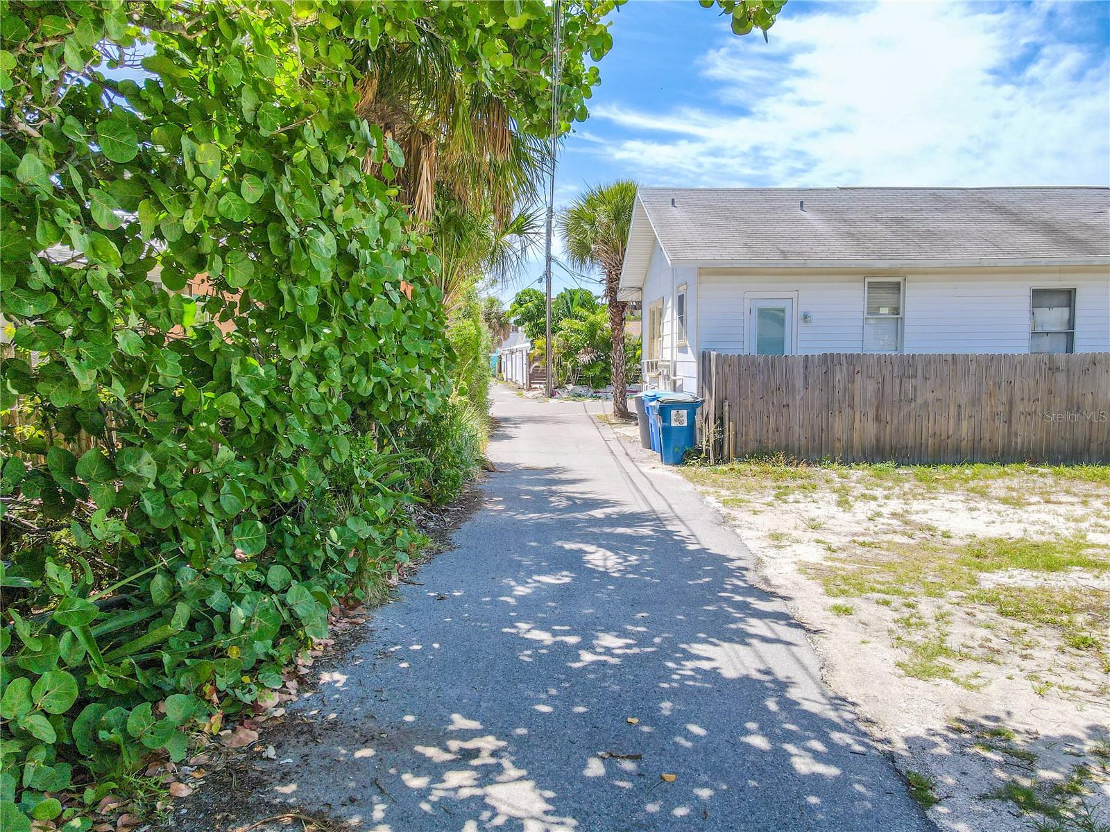 Listing photo id 11 for 12103 Gulf Boulevard