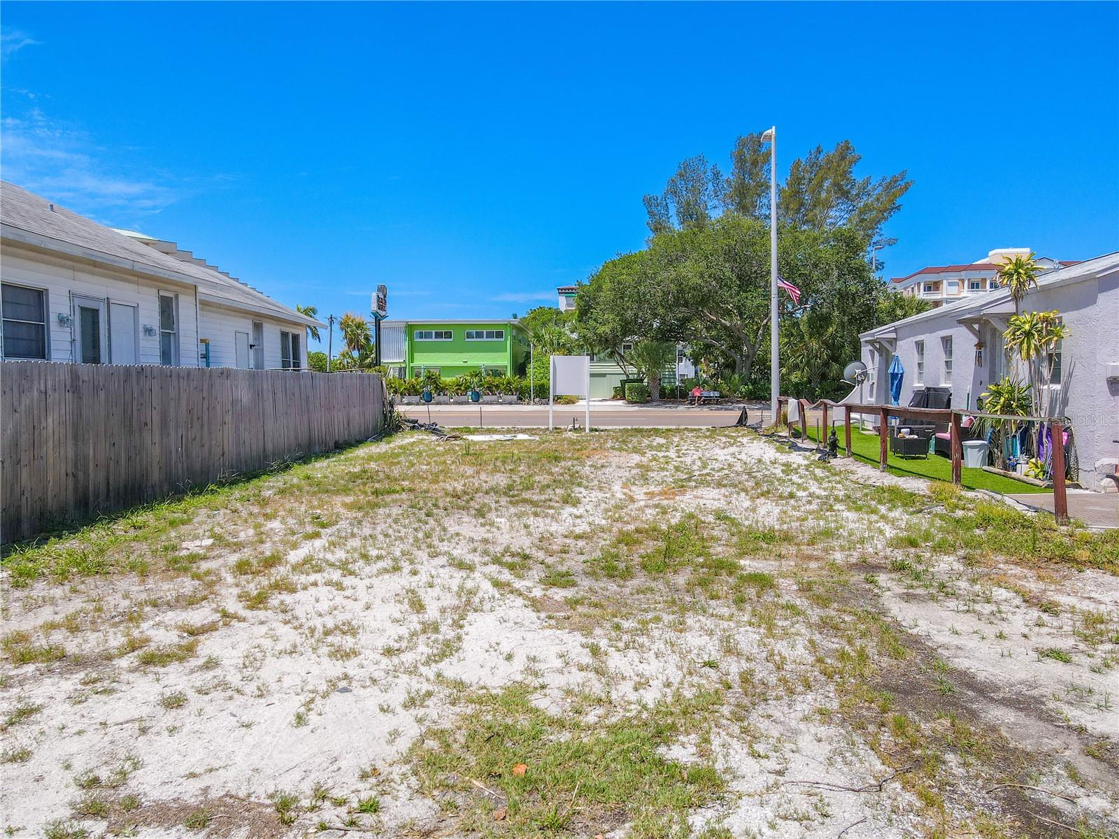 Listing photo id 12 for 12103 Gulf Boulevard