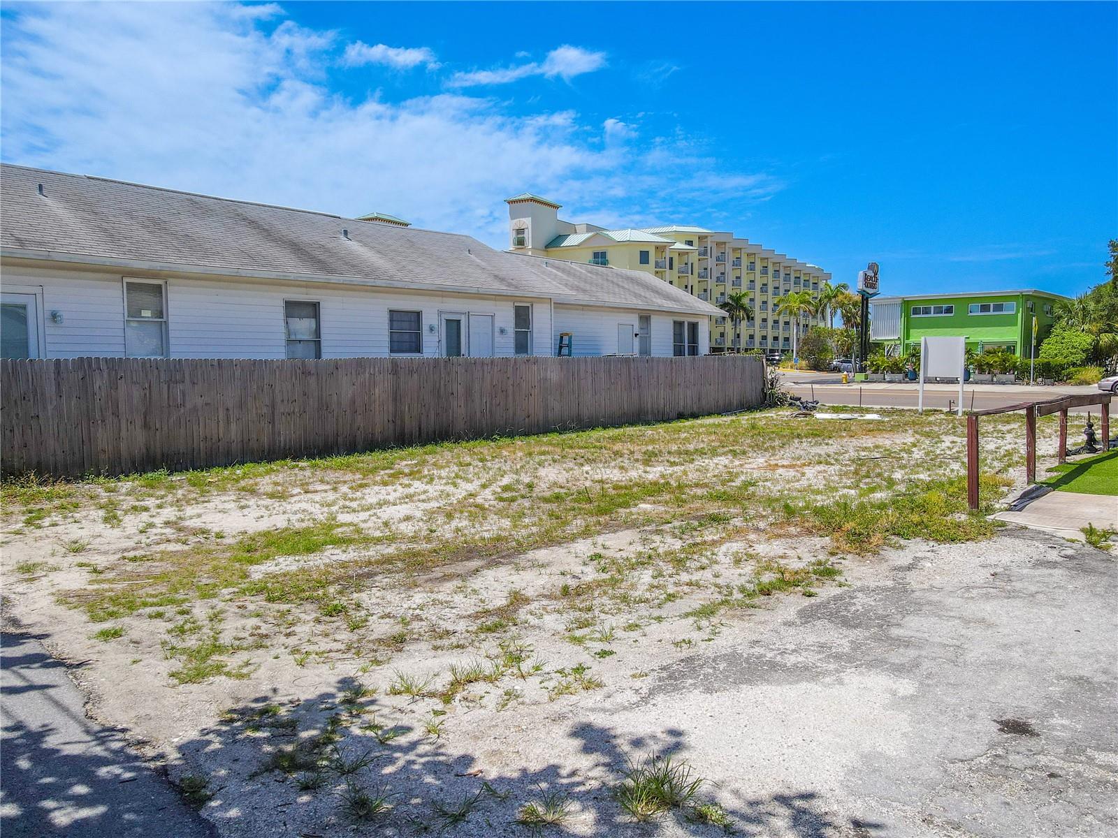 Listing photo id 13 for 12103 Gulf Boulevard