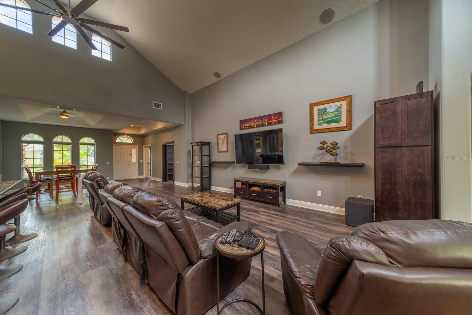 Listing photo id 11 for 8729 Torchwood Drive