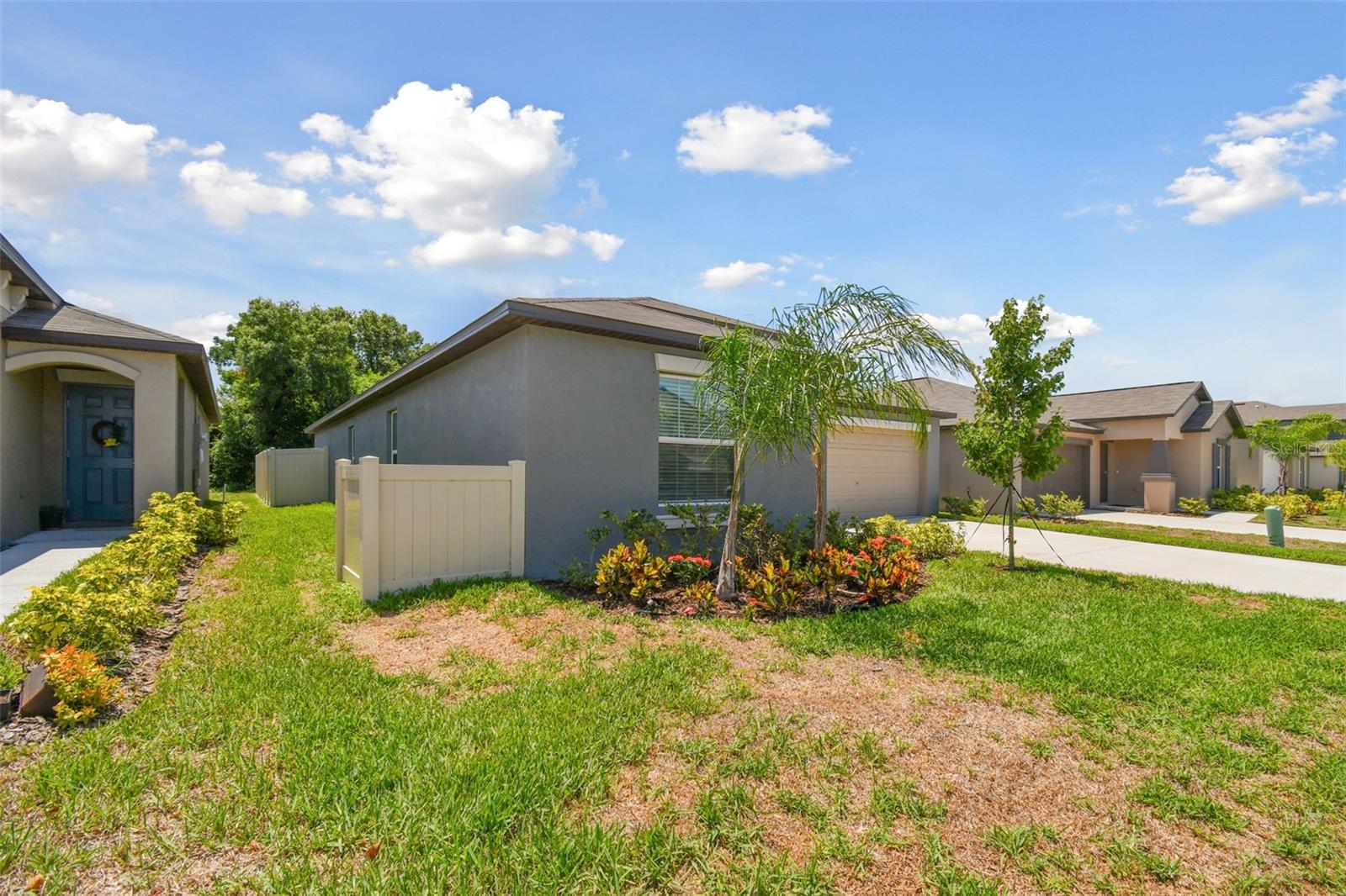 Listing photo id 12 for 5520 Blue Azure Drive