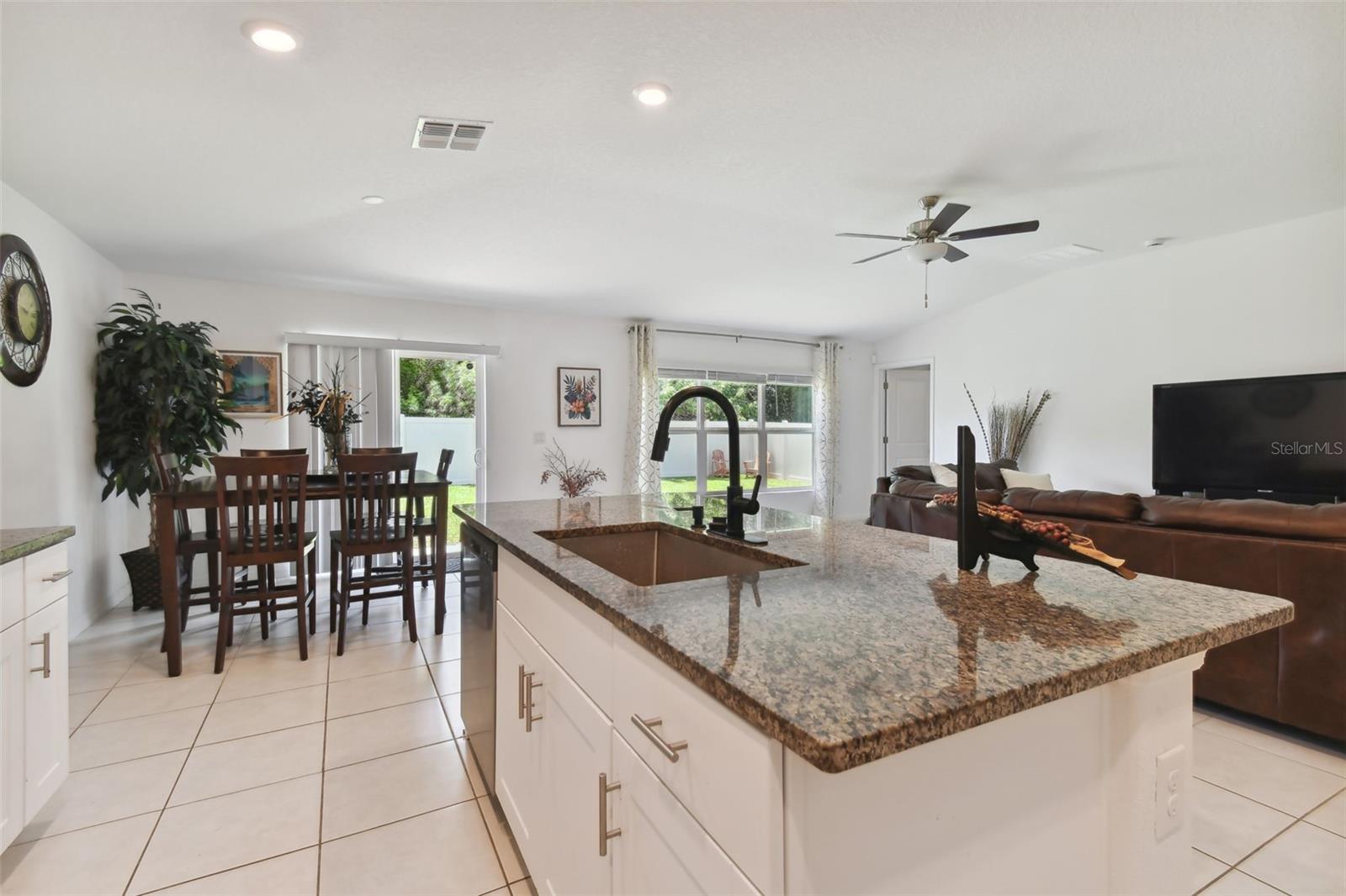 Listing photo id 26 for 5520 Blue Azure Drive