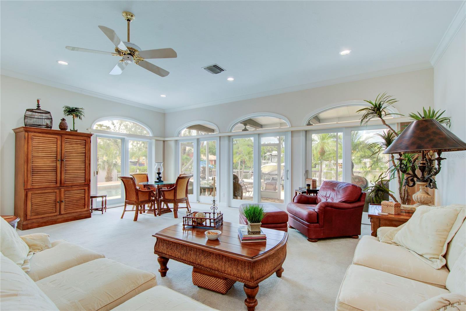 Listing photo id 24 for 548 Siesta Drive