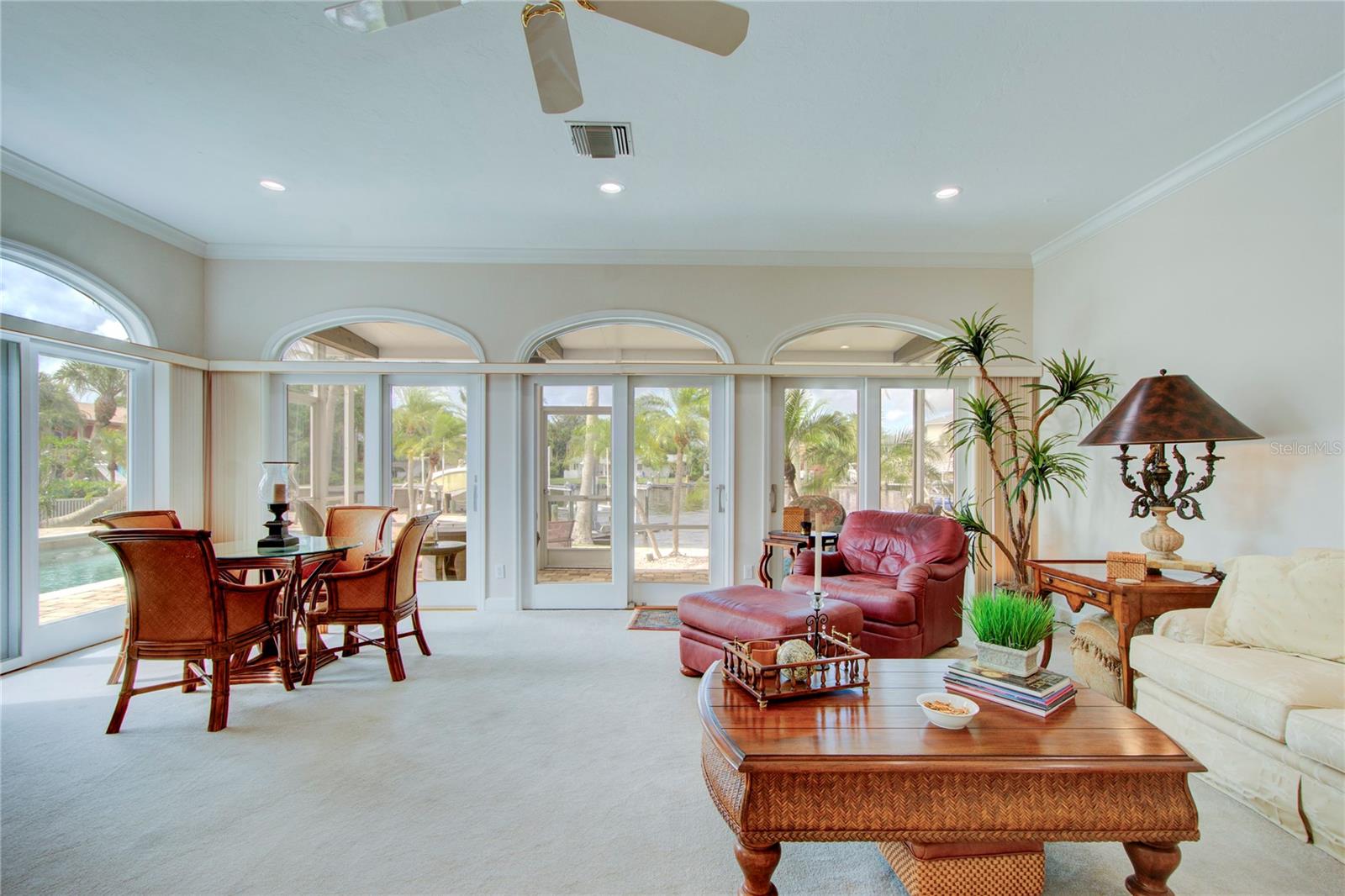 Listing photo id 26 for 548 Siesta Drive