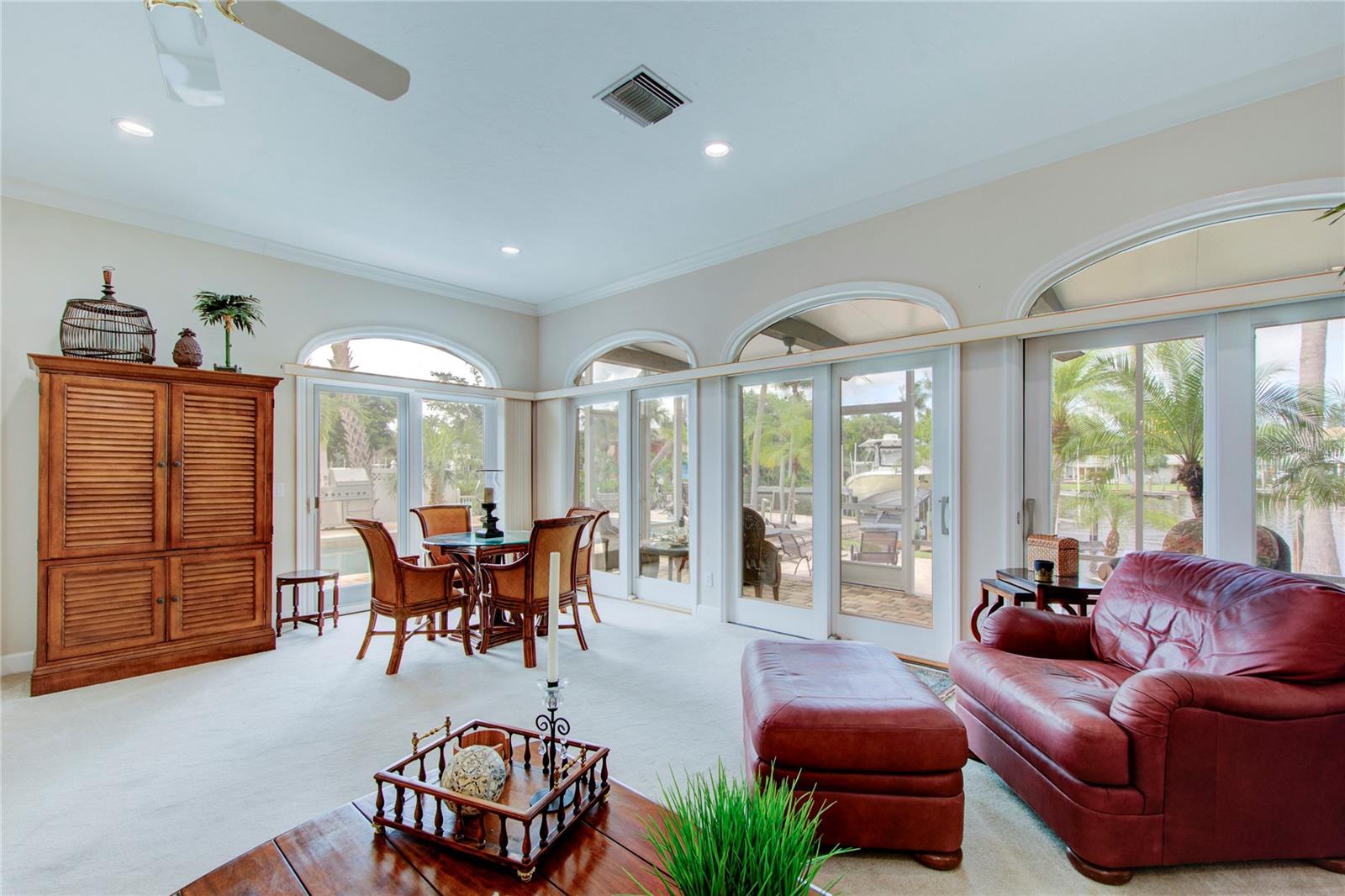 Listing photo id 27 for 548 Siesta Drive