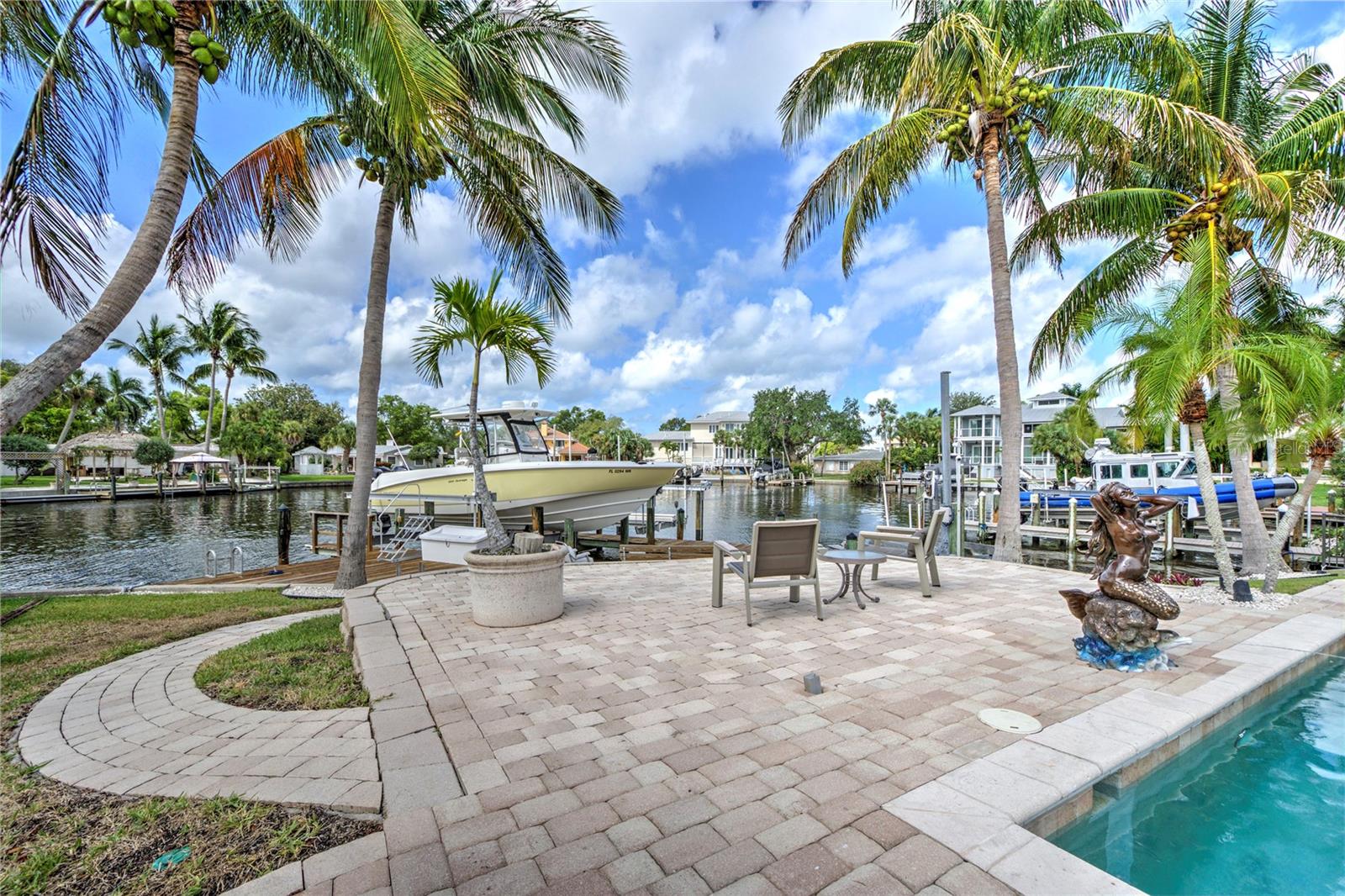 Listing photo id 70 for 548 Siesta Drive