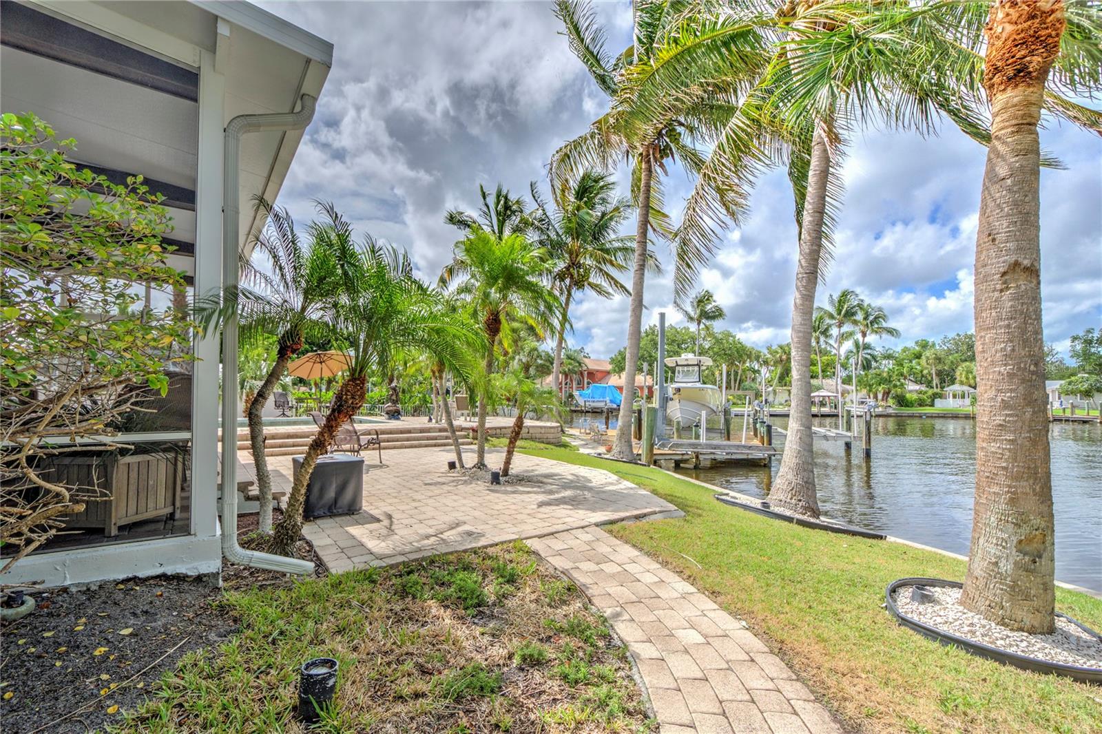 Listing photo id 74 for 548 Siesta Drive