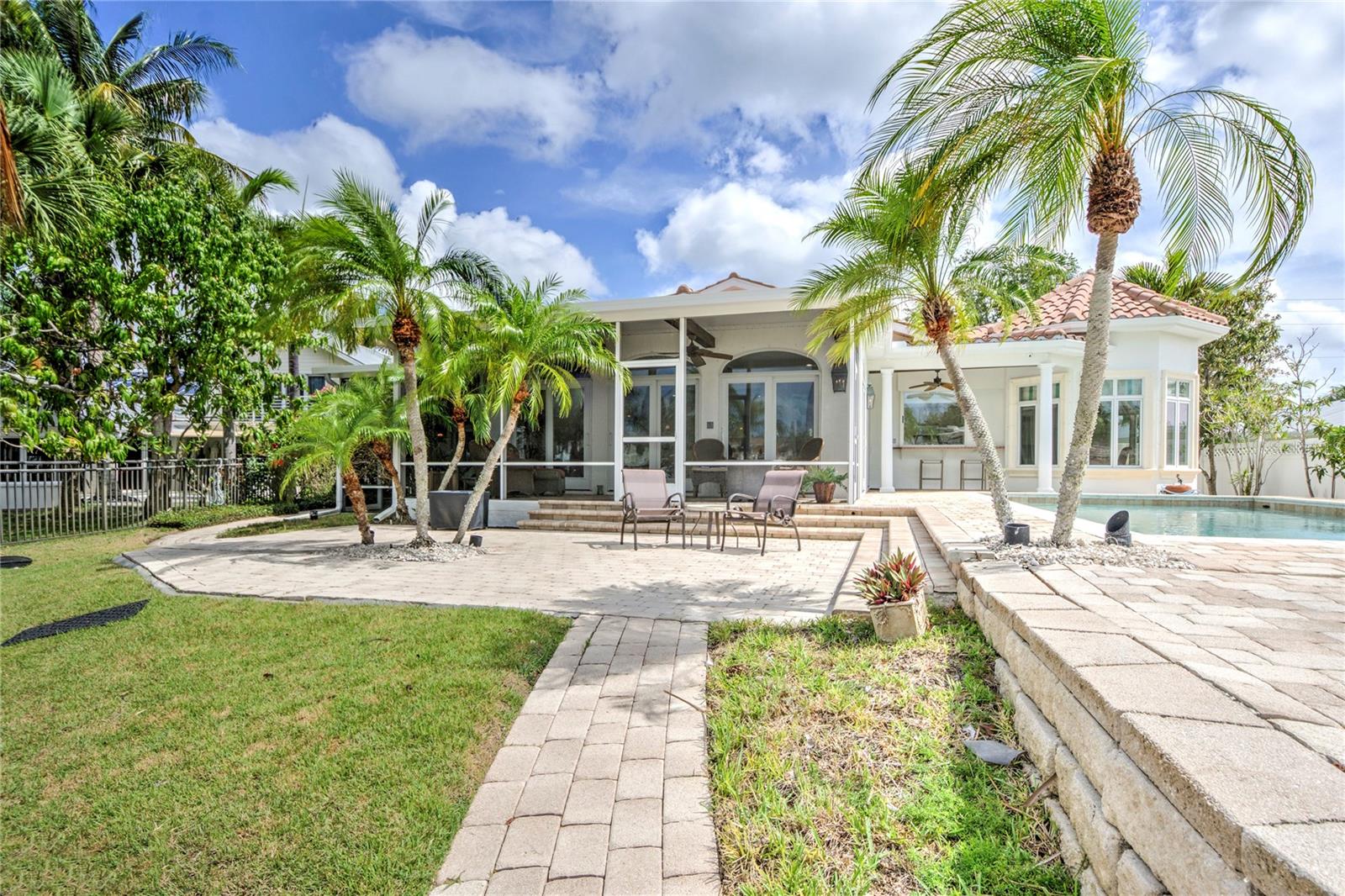 Listing photo id 78 for 548 Siesta Drive