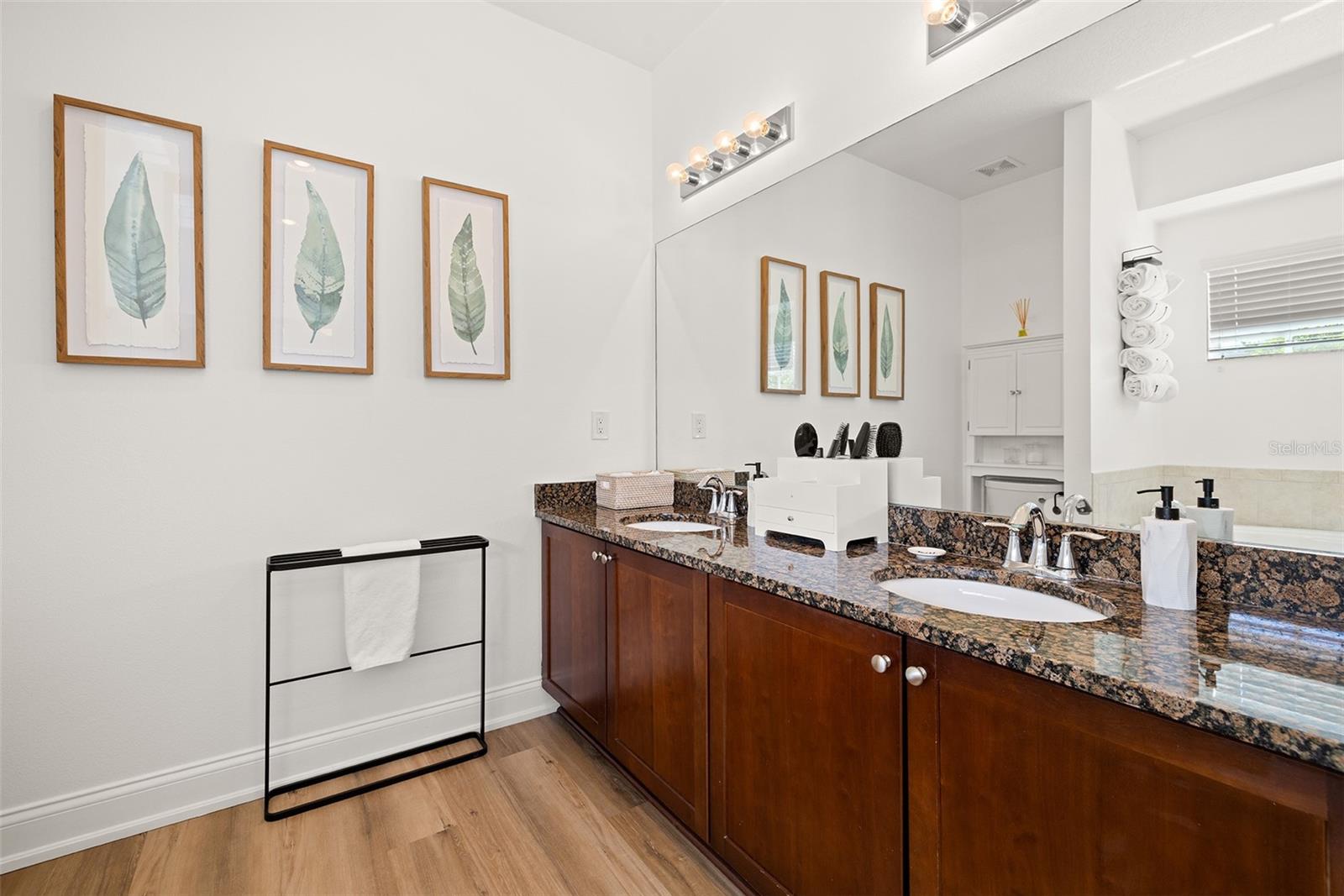 Listing photo id 21 for 111 Albany Avenue 7