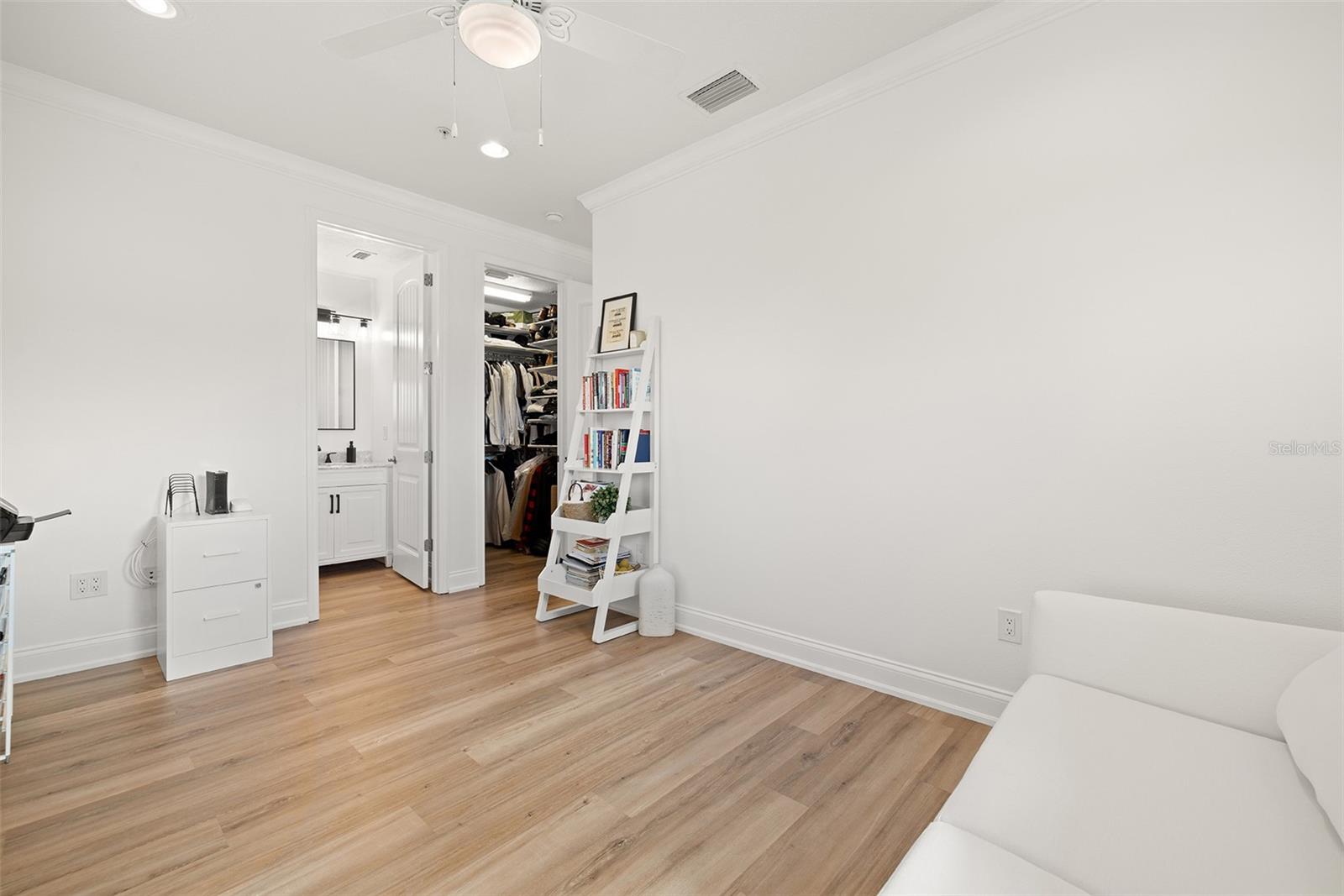 Listing photo id 28 for 111 Albany Avenue 7